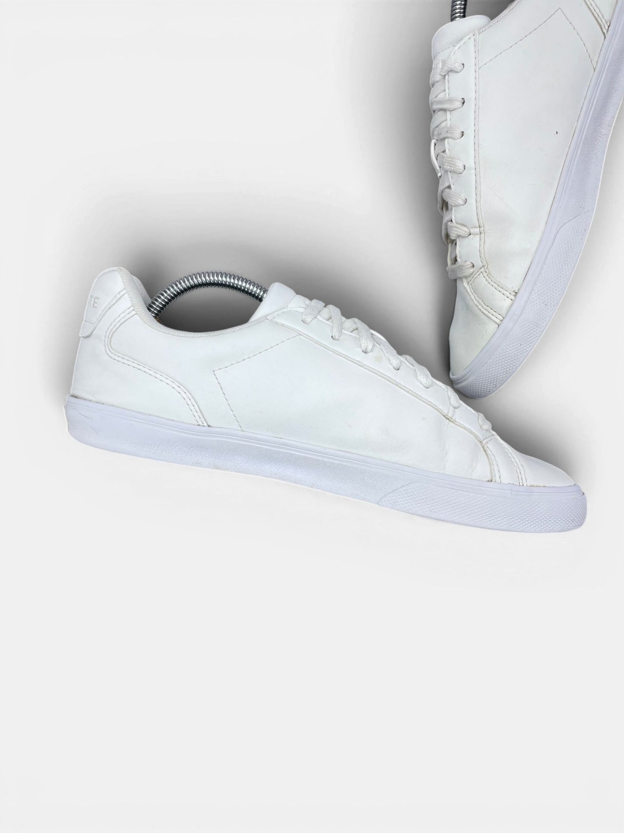 Lacoste Lerond — buty sportowe męskie w bardzo dobrym stanie rozmiar 42, wewnętrzny panel lewego buta