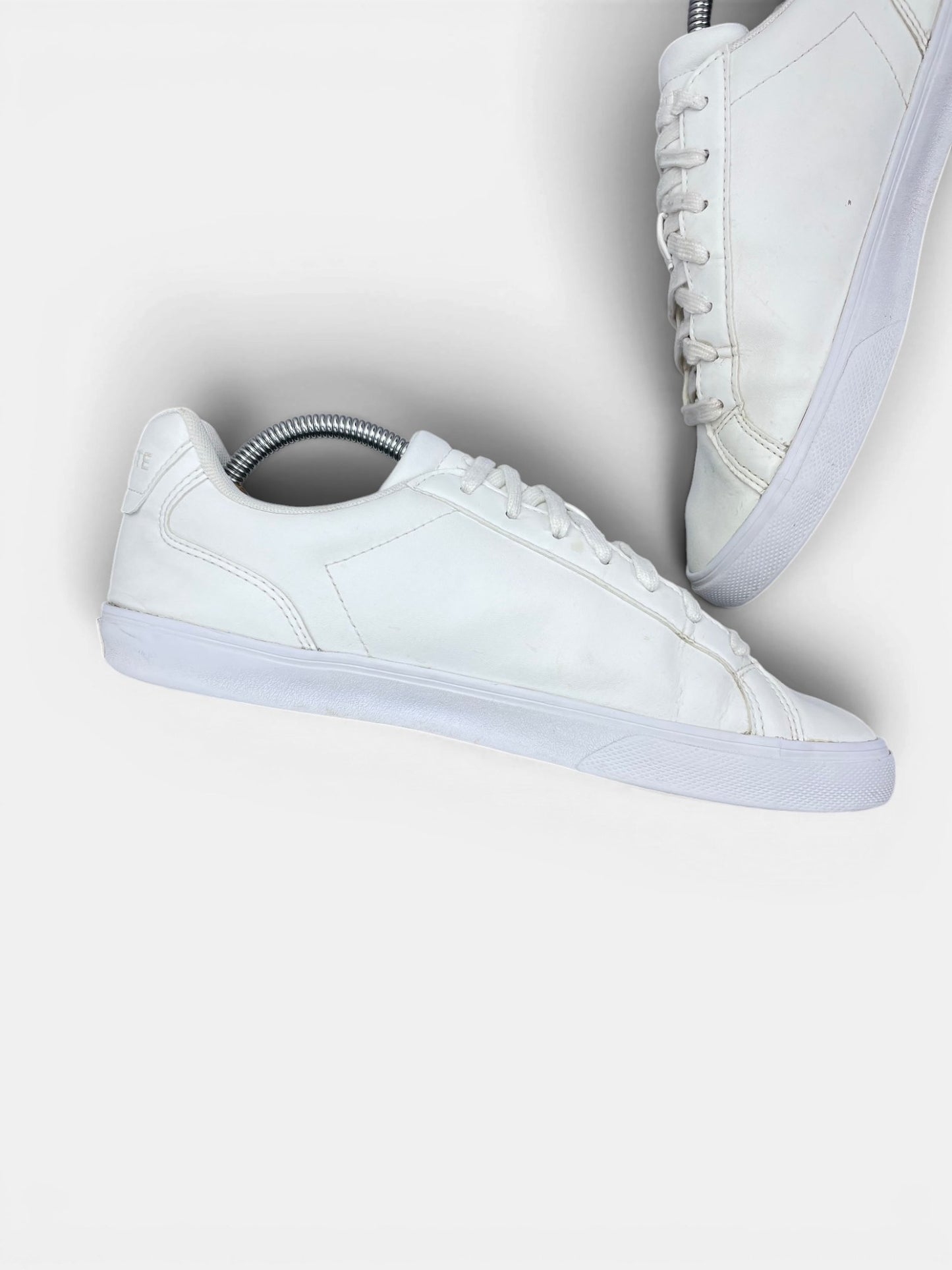 Lacoste Lerond — buty sportowe męskie w bardzo dobrym stanie rozmiar 42, wewnętrzny panel lewego buta