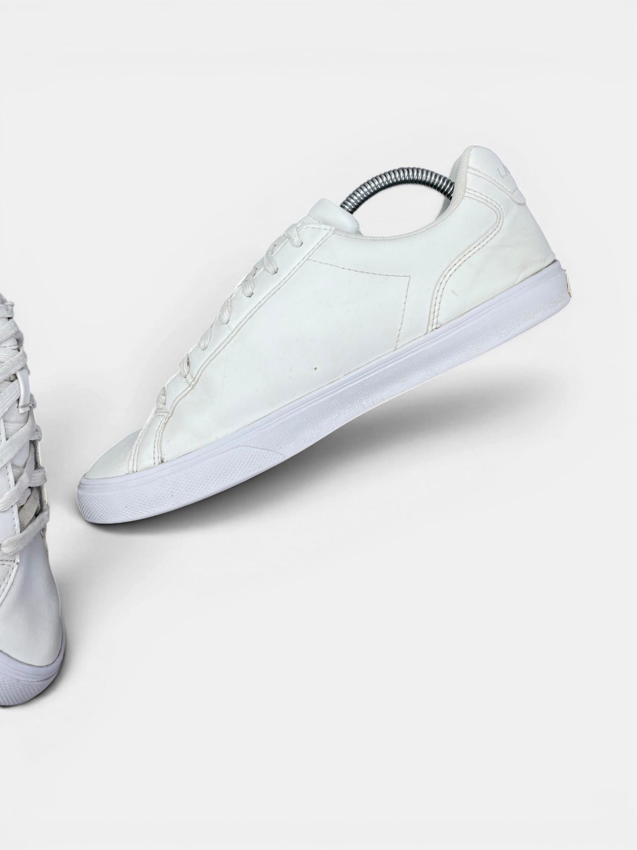 Lacoste Lerond — buty sportowe męskie w bardzo dobrym stanie rozmiar 42, wewnętrzny panel prawego buta