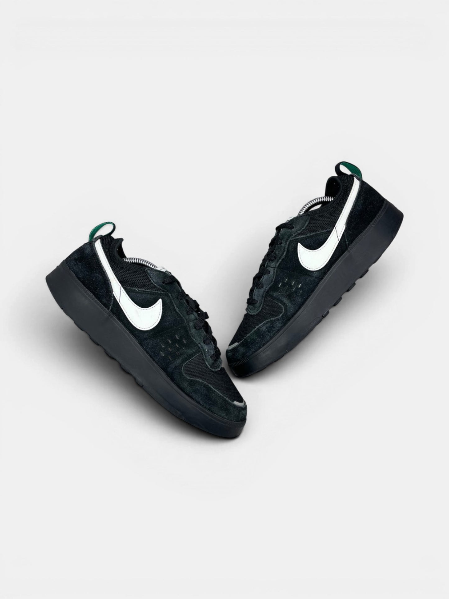 Nike C1TY Street — buty sportowe męskie w bardzo dobrym stanie rozmiar 39, widok z góry na zewnętrzną stronę butów