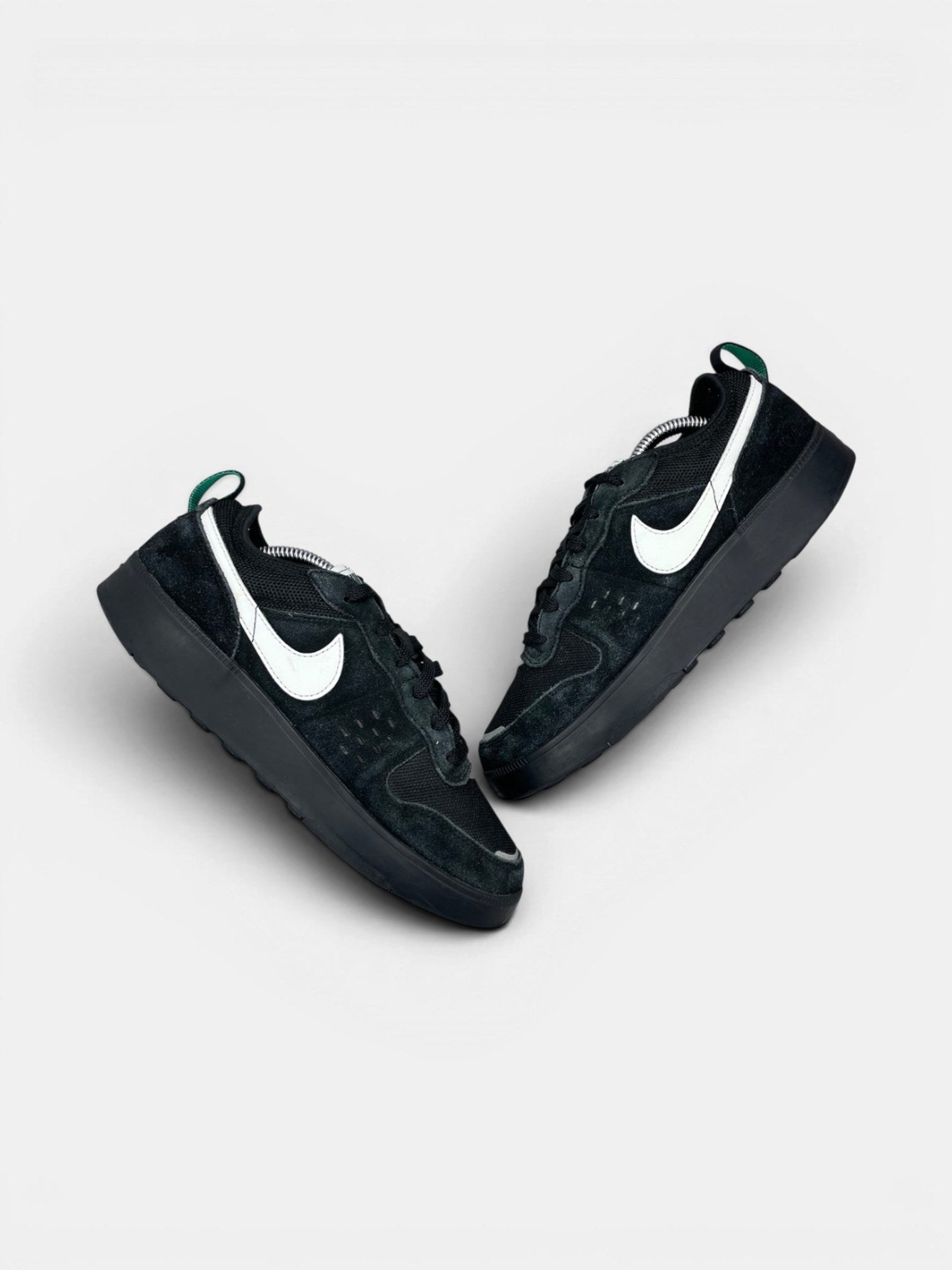 Nike C1TY Street — buty sportowe męskie w bardzo dobrym stanie rozmiar 39, widok z góry na zewnętrzną stronę butów