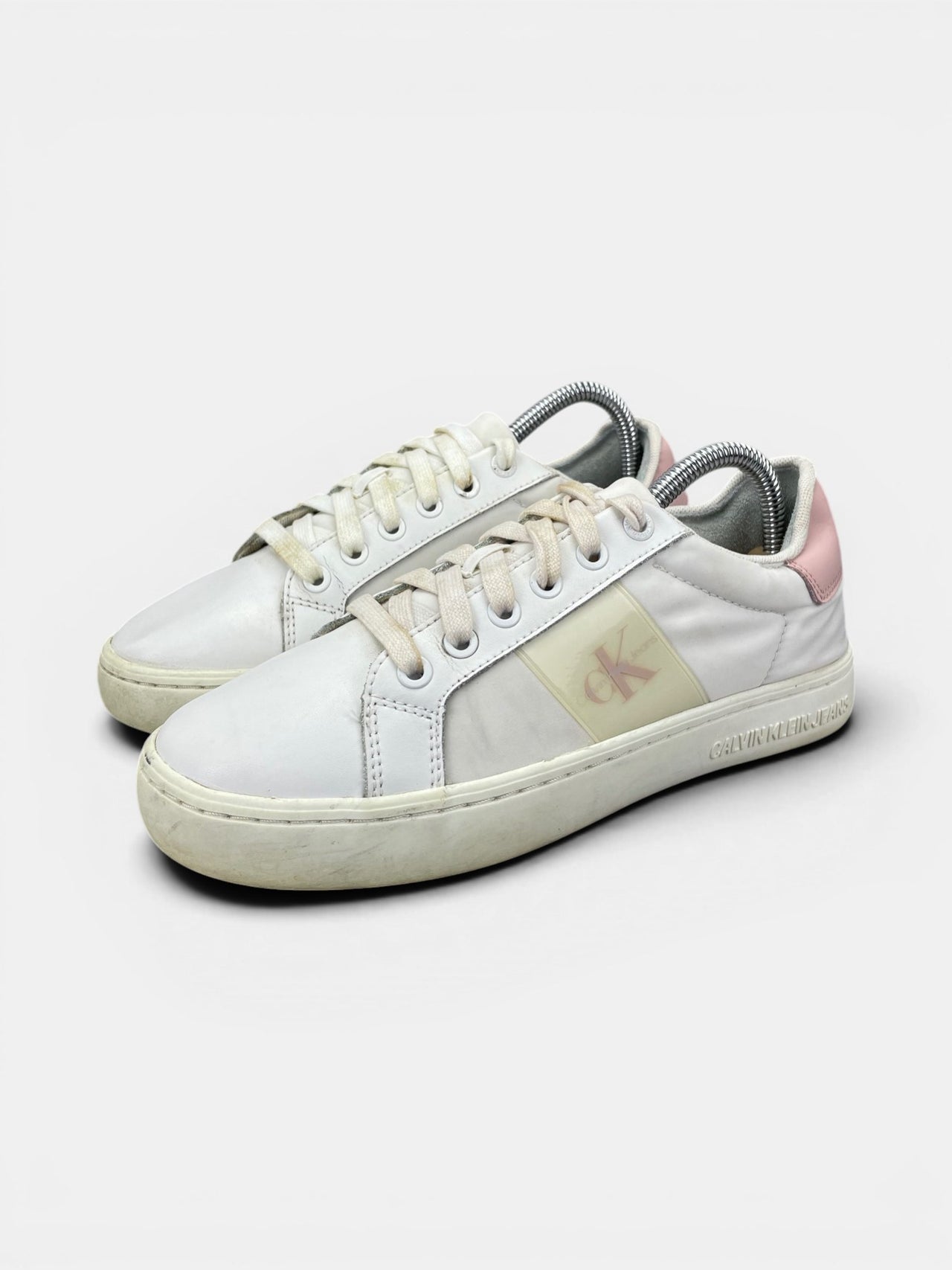 Calvin Klein Sneakers — buty sportowe damskie w bardzo dobrym stanie rozmiar 37, widok z boku