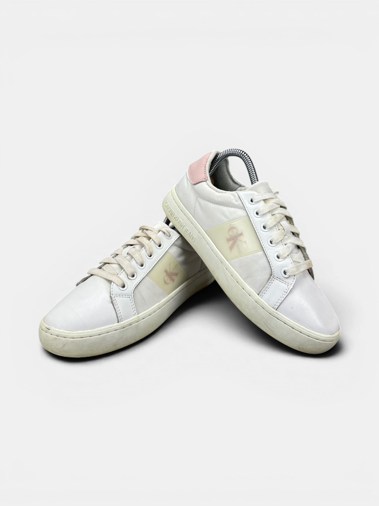 Calvin Klein Sneakers — buty sportowe damskie w bardzo dobrym stanie rozmiar 37, boczny profil