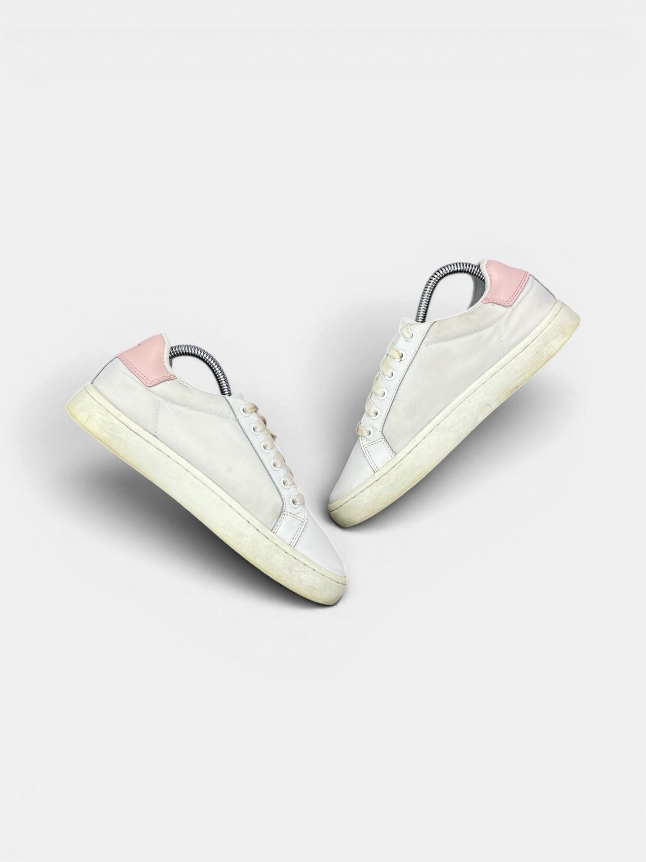 Calvin Klein Sneakers — buty sportowe damskie w bardzo dobrym stanie rozmiar 37, zewnętrzny panel prawego buta