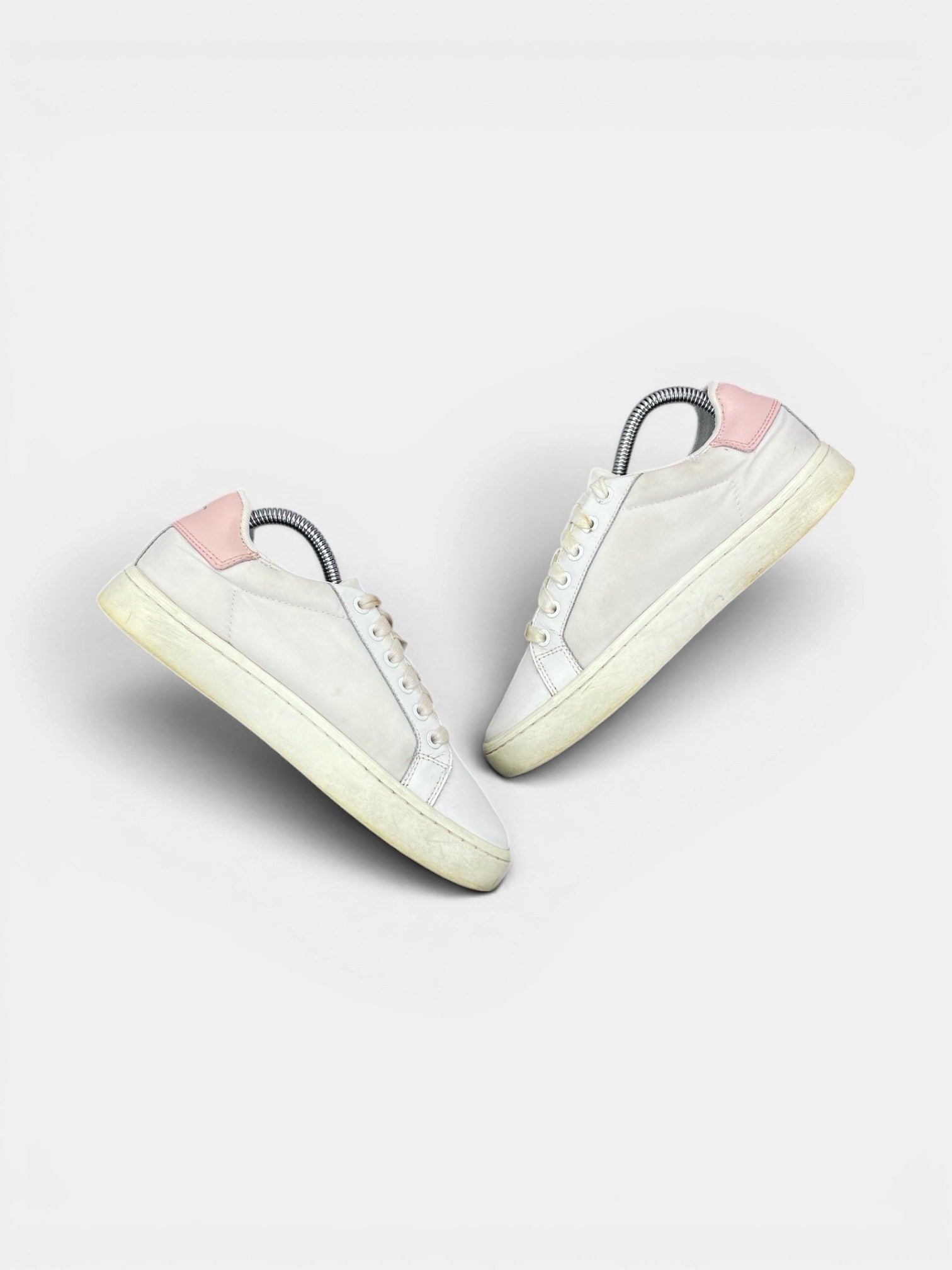 Calvin Klein Sneakers — buty sportowe damskie w bardzo dobrym stanie rozmiar 37, zewnętrzny panel prawego buta