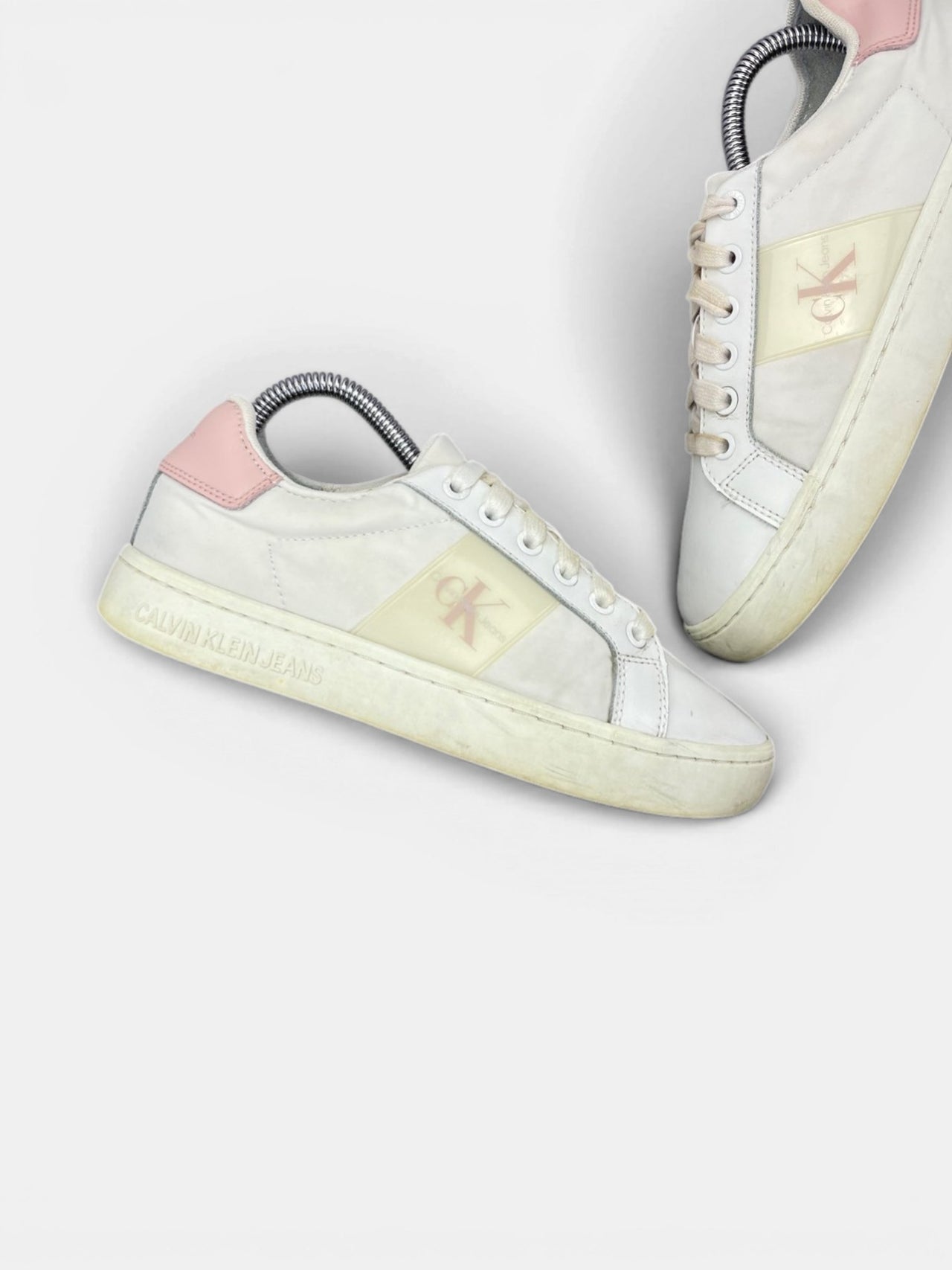 Calvin Klein Sneakers — buty sportowe damskie w bardzo dobrym stanie rozmiar 37, zewnętrzny panel lewego buta