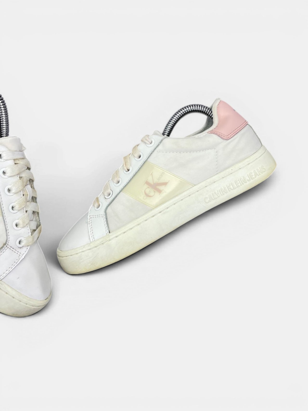 Calvin Klein Sneakers — buty sportowe damskie w bardzo dobrym stanie rozmiar 37, widok z góry na wewnętrzną stronę butów