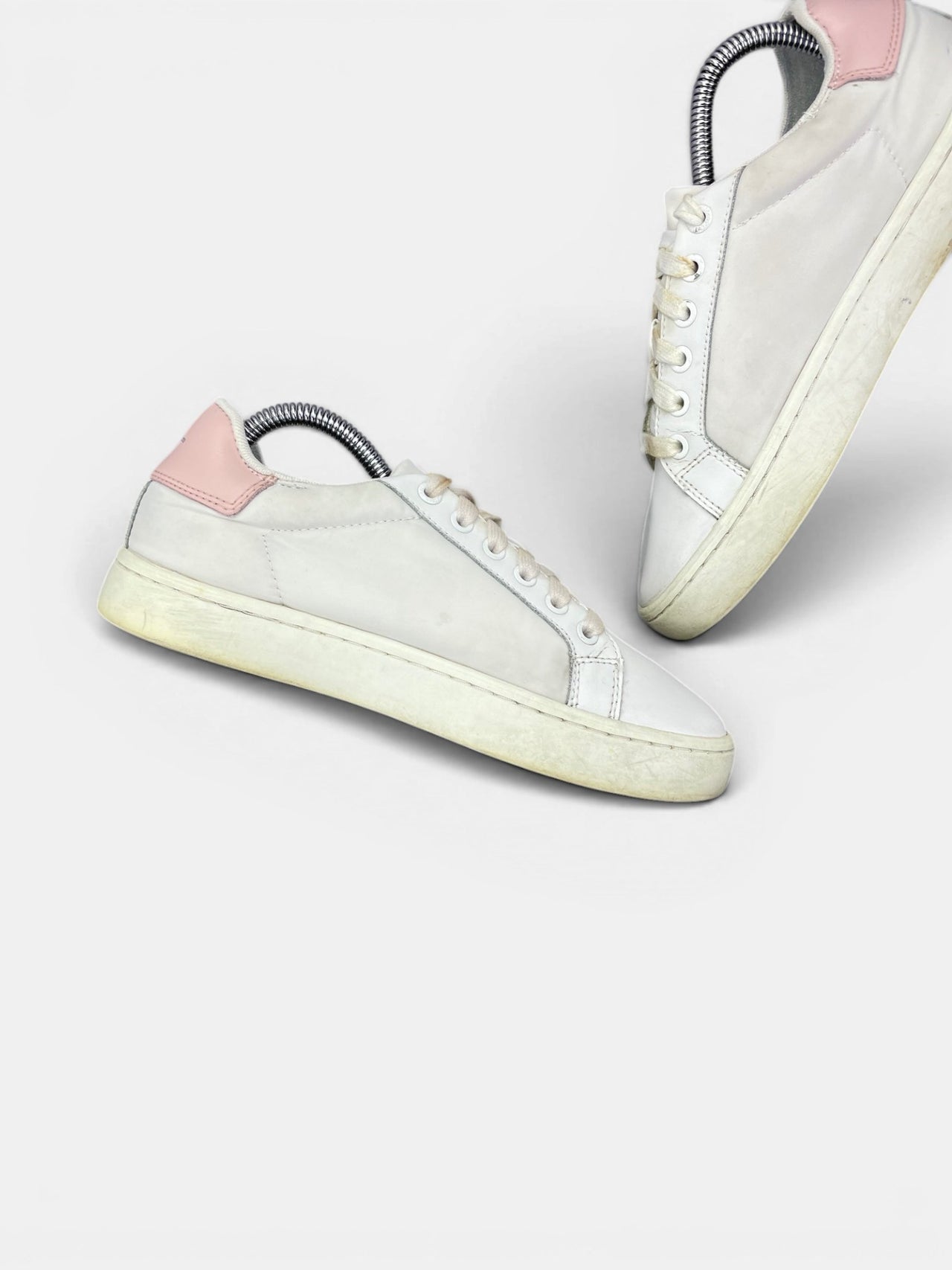 Calvin Klein Sneakers — buty sportowe damskie w bardzo dobrym stanie rozmiar 37, wewnętrzny panel lewego buta