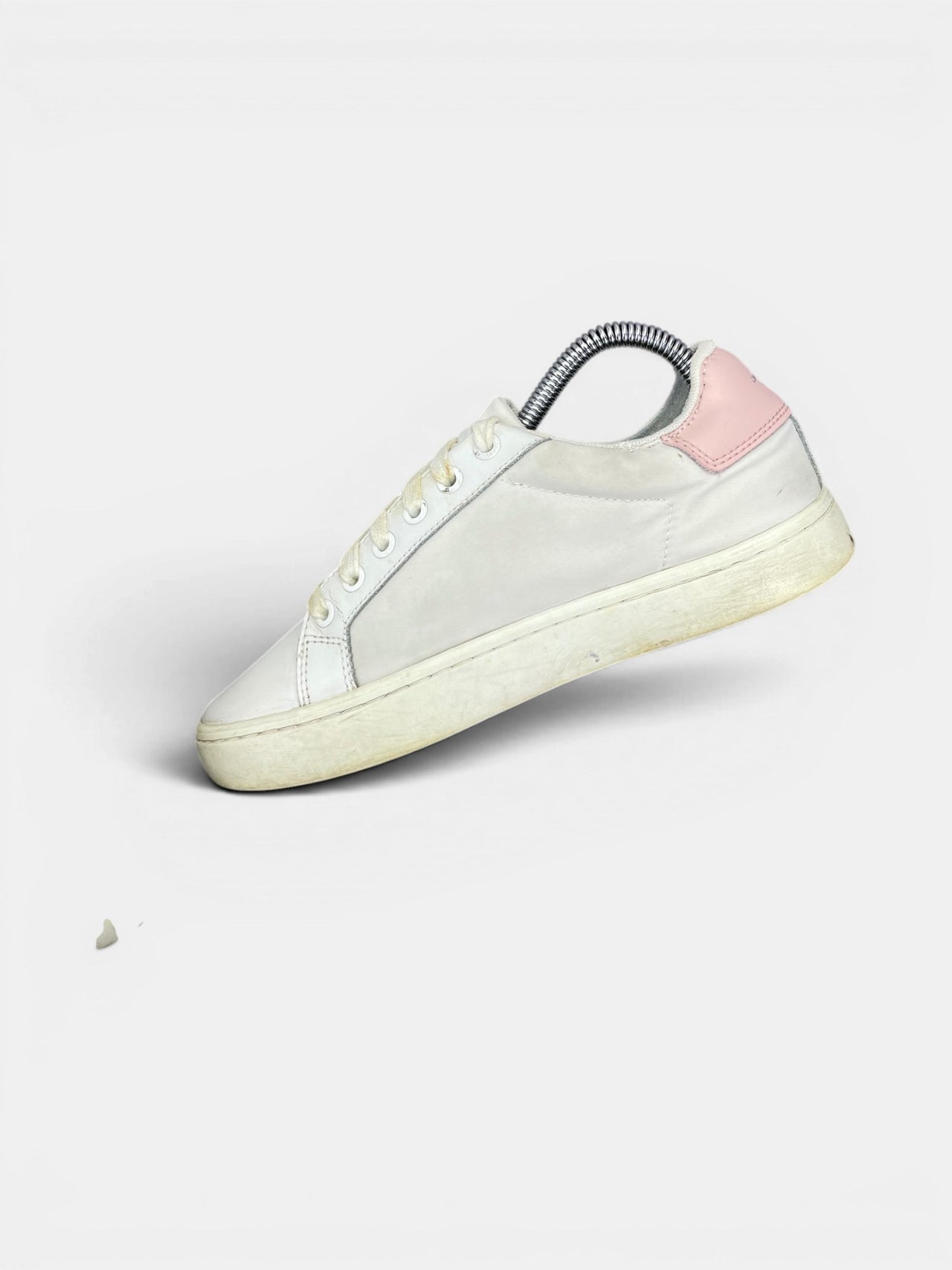 Calvin Klein Sneakers — buty sportowe damskie w bardzo dobrym stanie rozmiar 37, wewnętrzny panel prawego buta