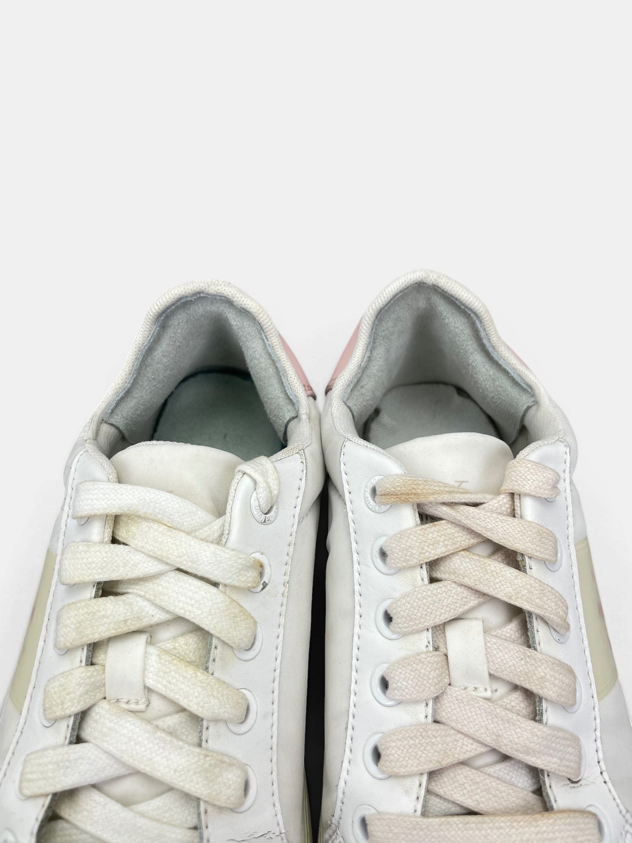 Calvin Klein Sneakers — buty sportowe damskie w bardzo dobrym stanie rozmiar 37, zapiętki butów