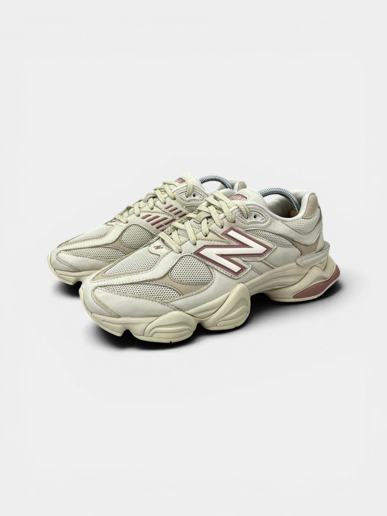 New Balance 9060 Bone Sparrow — buty sportowe męskie w bardzo dobrym stanie rozmiar 42, widok z boku