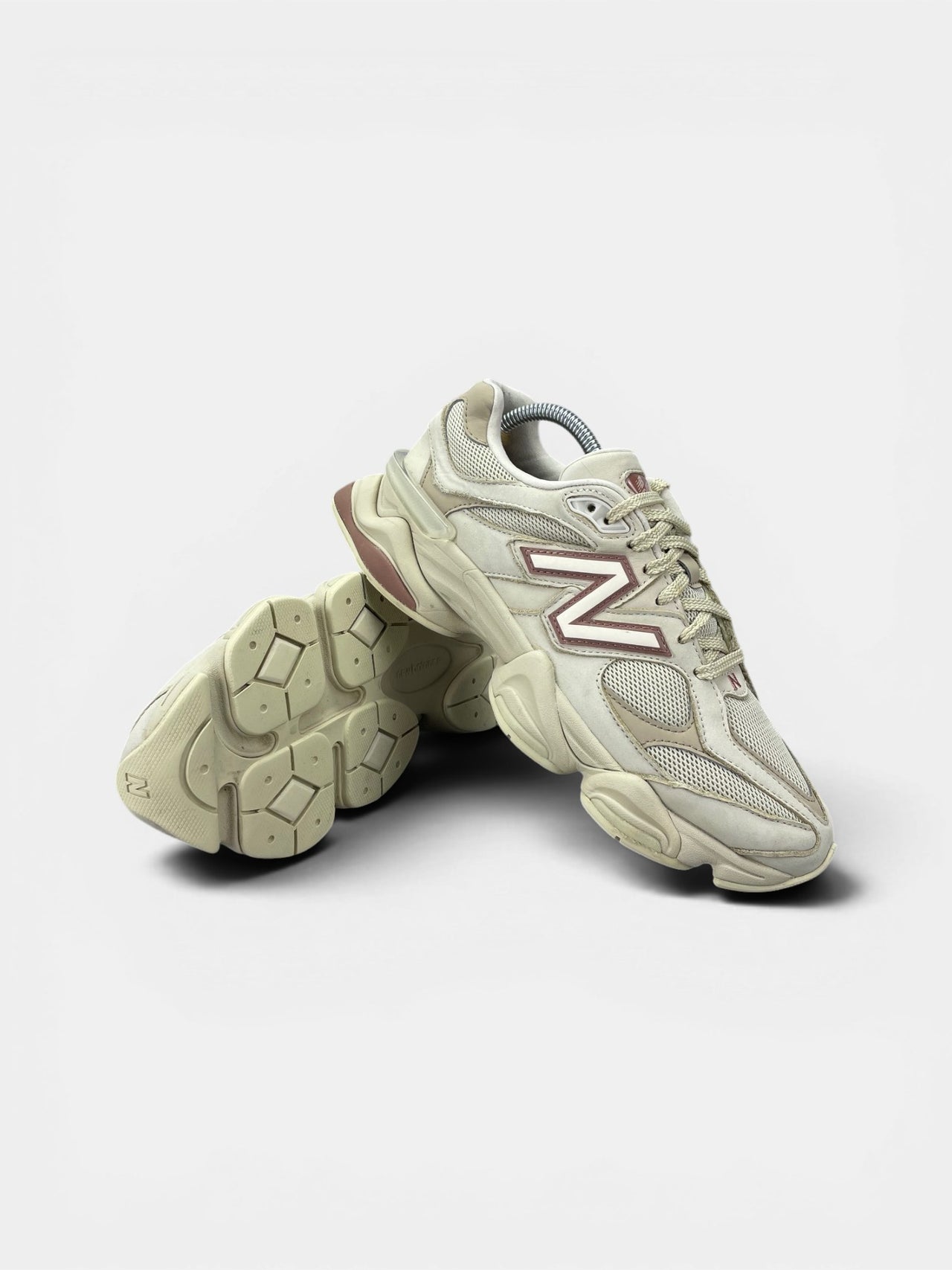 New Balance 9060 Bone Sparrow — buty sportowe męskie w bardzo dobrym stanie rozmiar 42, boczny profil