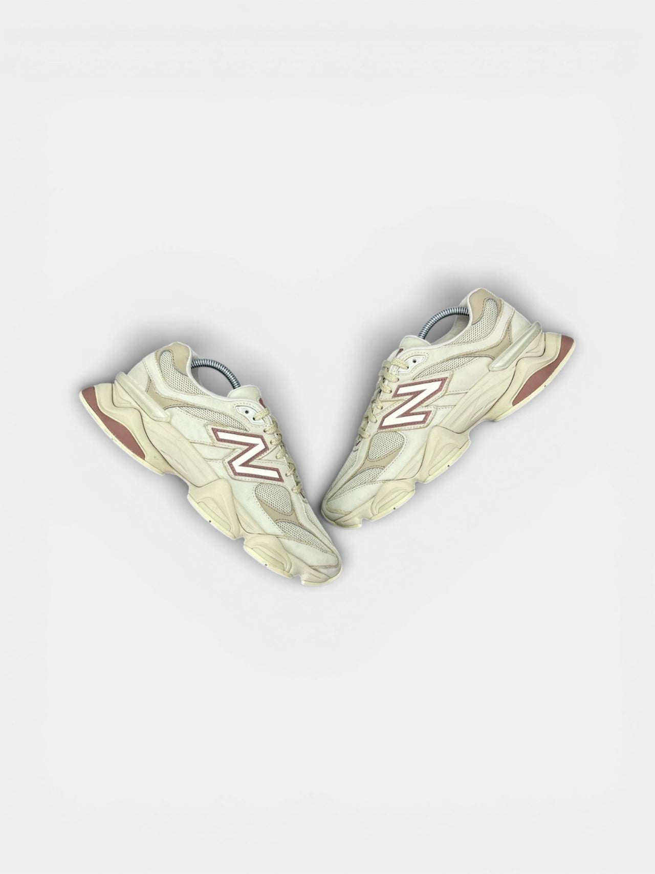 New Balance 9060 Bone Sparrow — buty sportowe męskie w bardzo dobrym stanie rozmiar 42, widok z góry na zewnętrzną stronę butów