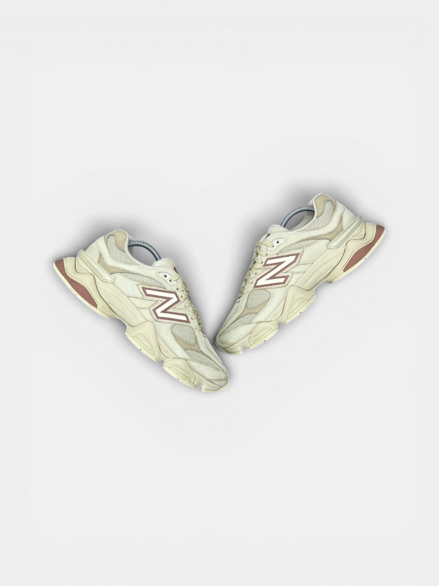 New Balance 9060 Bone Sparrow — buty sportowe męskie w bardzo dobrym stanie rozmiar 42, widok z góry na zewnętrzną stronę butów