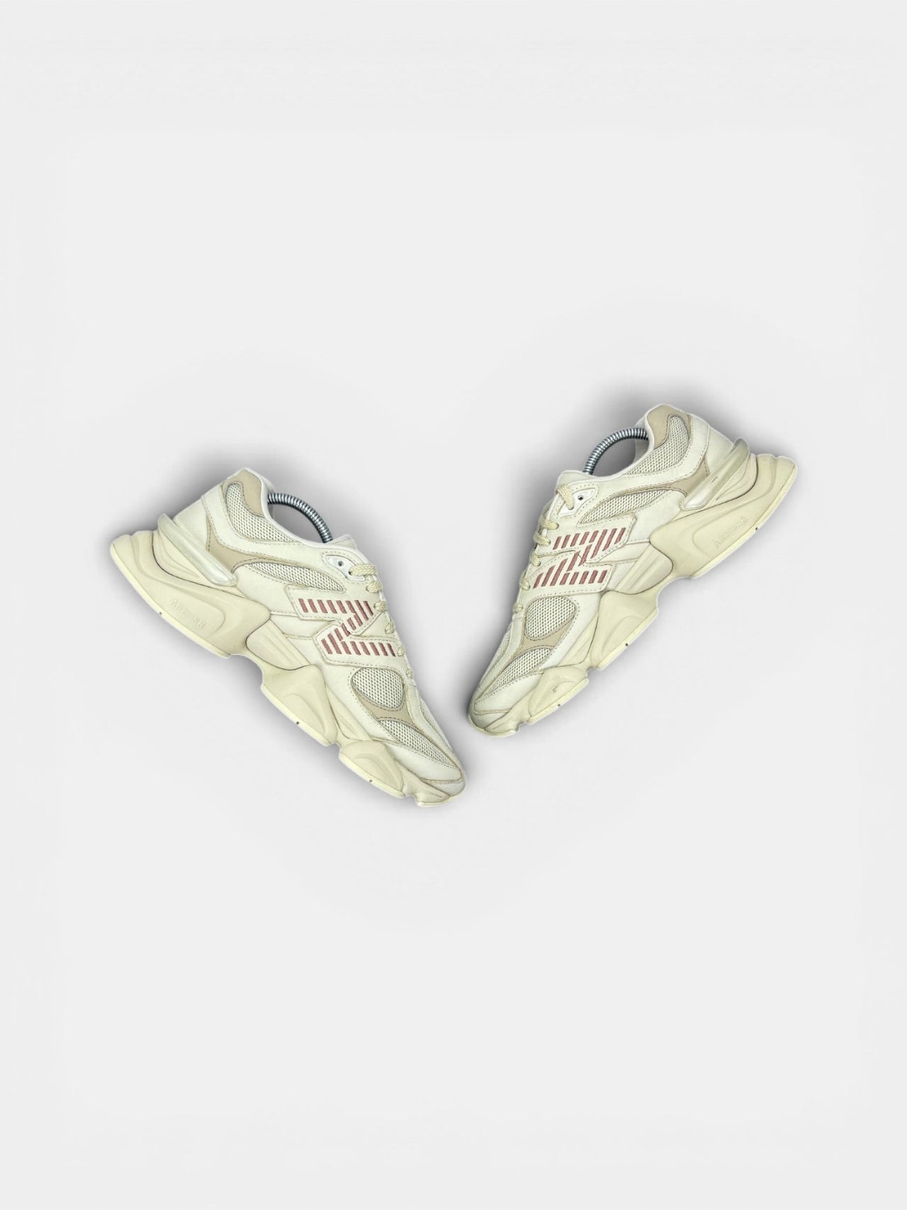 New Balance 9060 Bone Sparrow — buty sportowe męskie w bardzo dobrym stanie rozmiar 42, zewnętrzny panel prawego buta