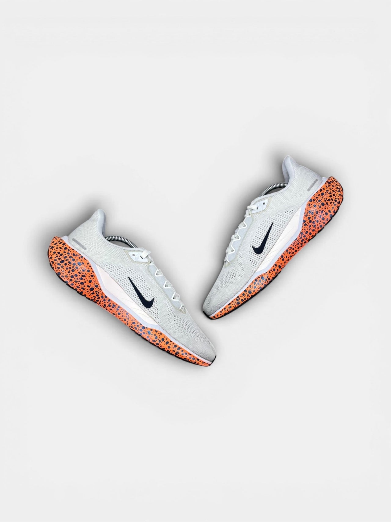 Nike InfinityRN 4 Electric Pack — buty sportowe męskie w bardzo dobrym stanie rozmiar 44, zewnętrzny panel prawego buta
