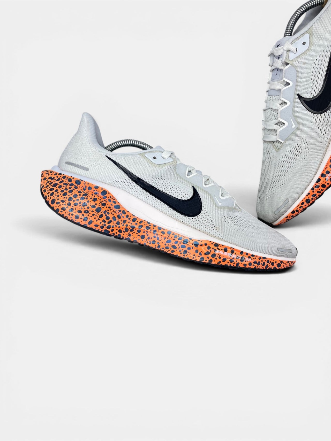 Nike InfinityRN 4 Electric Pack — buty sportowe męskie w bardzo dobrym stanie rozmiar 44, zewnętrzny panel lewego buta
