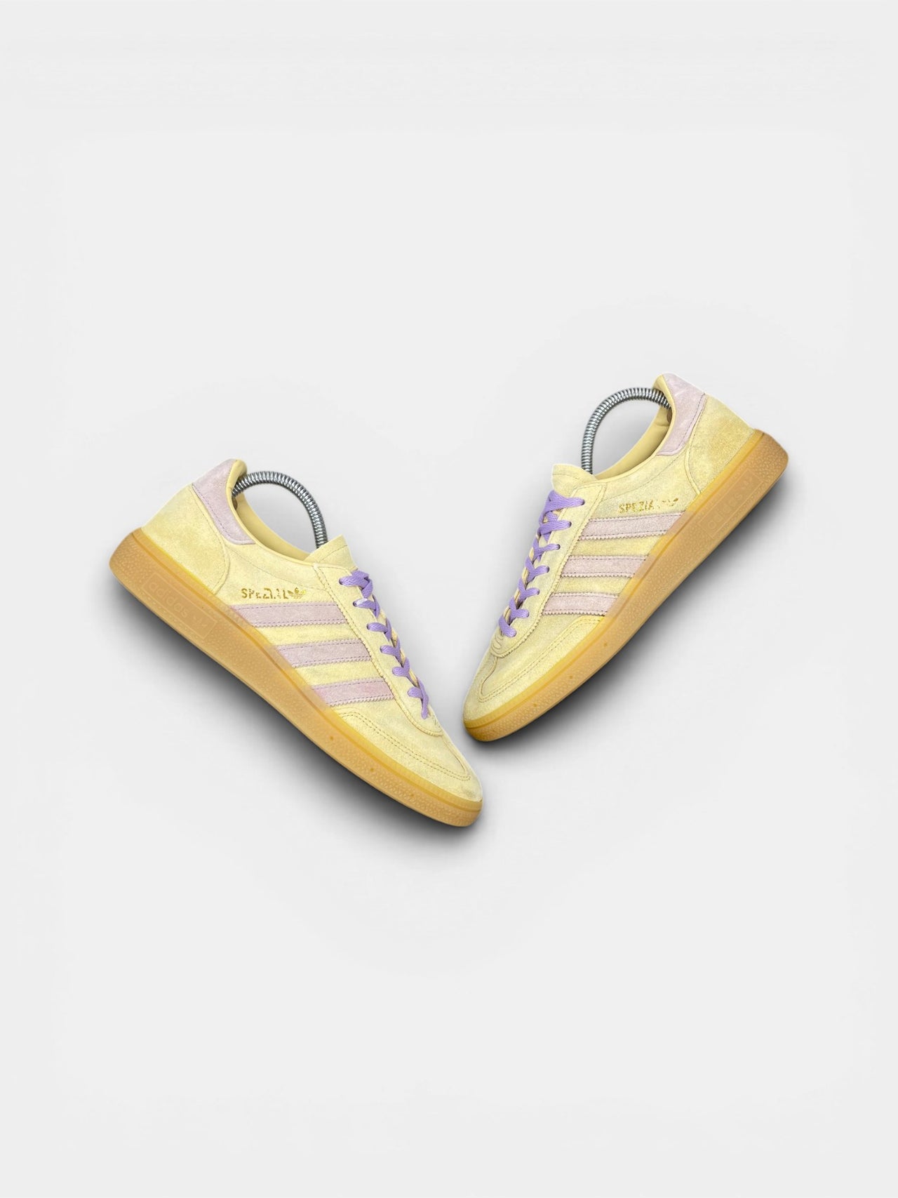 Adidas Handball Spezial W — buty sportowe damskie w bardzo dobrym stanie rozmiar 40 2/3, widok z góry na zewnętrzną stronę butów