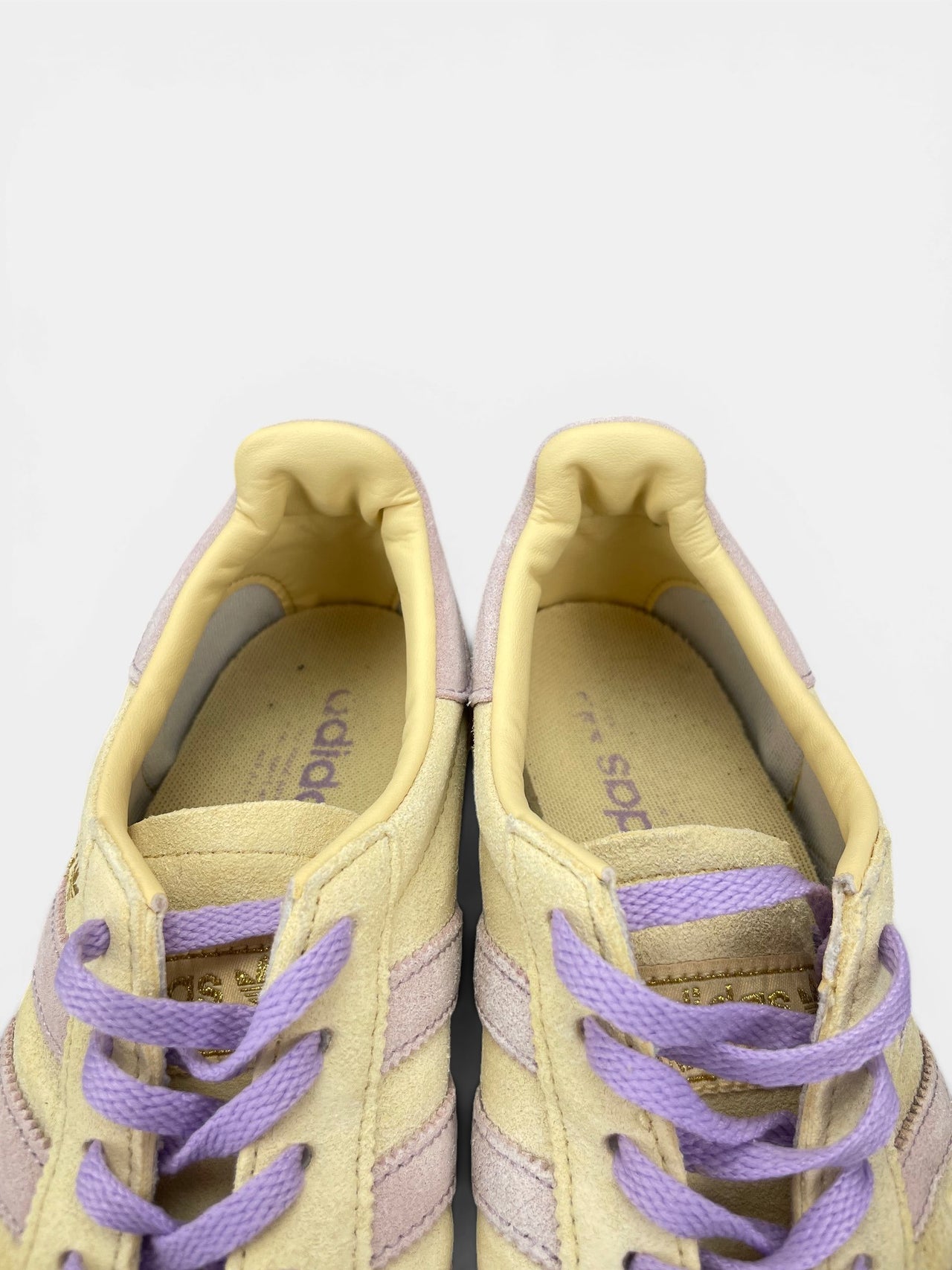 Adidas Handball Spezial W — buty sportowe damskie w bardzo dobrym stanie rozmiar 40 2/3, zapiętki butów