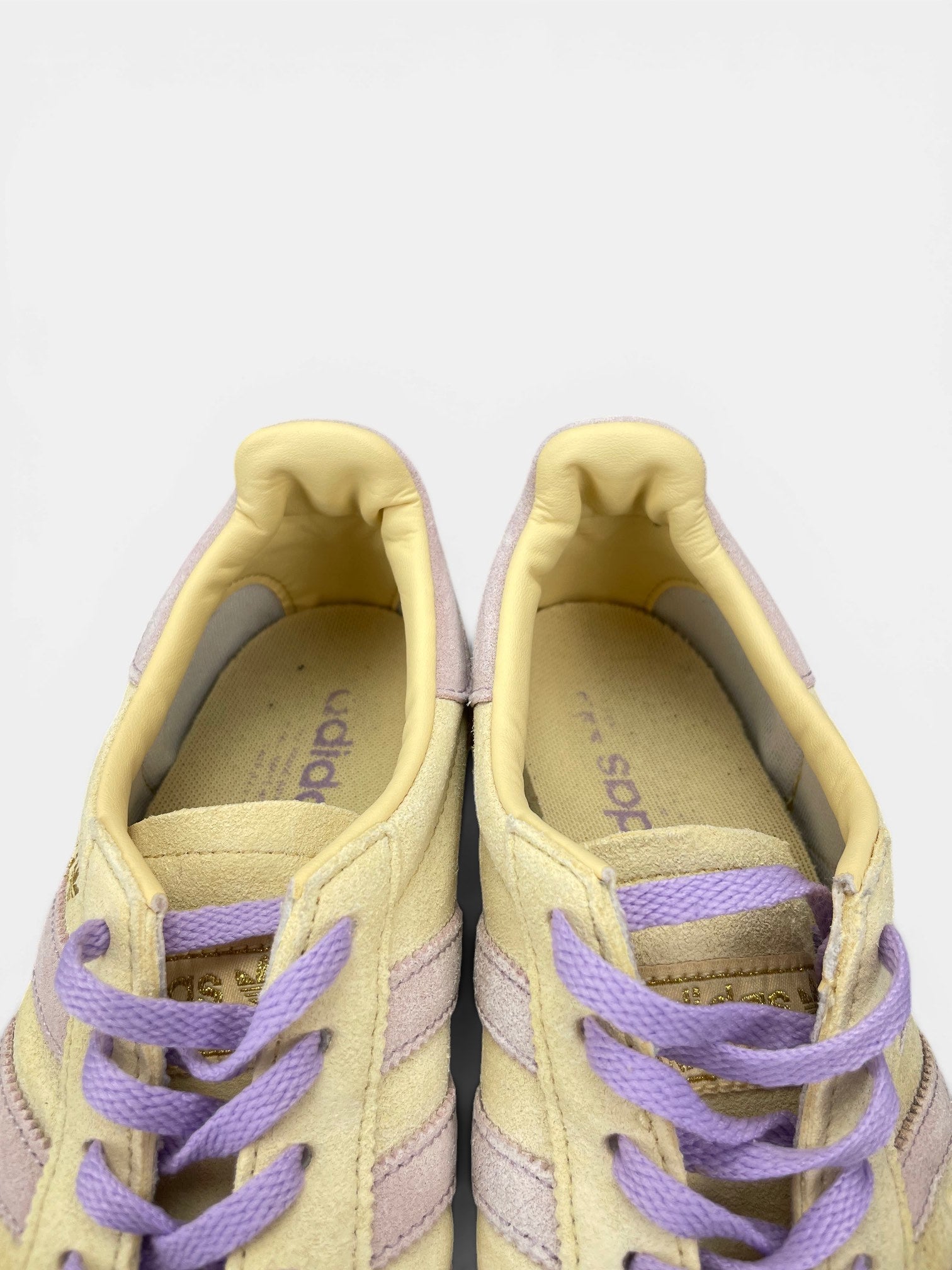 Adidas Handball Spezial W — buty sportowe damskie w bardzo dobrym stanie rozmiar 40 2/3, zapiętki butów