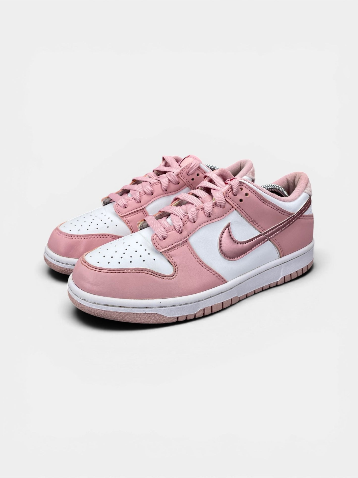 Nike Dunk Low Pink Velvet — buty sportowe damskie w bardzo dobrym stanie rozmiar 39, widok z boku
