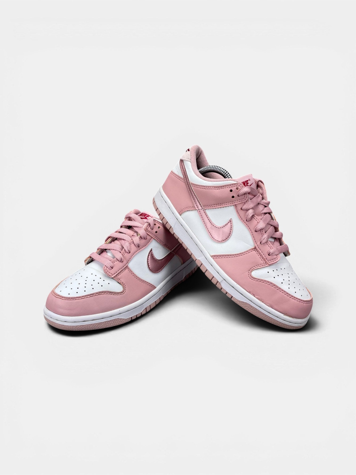 Nike Dunk Low Pink Velvet — buty sportowe damskie w bardzo dobrym stanie rozmiar 39, boczny profil