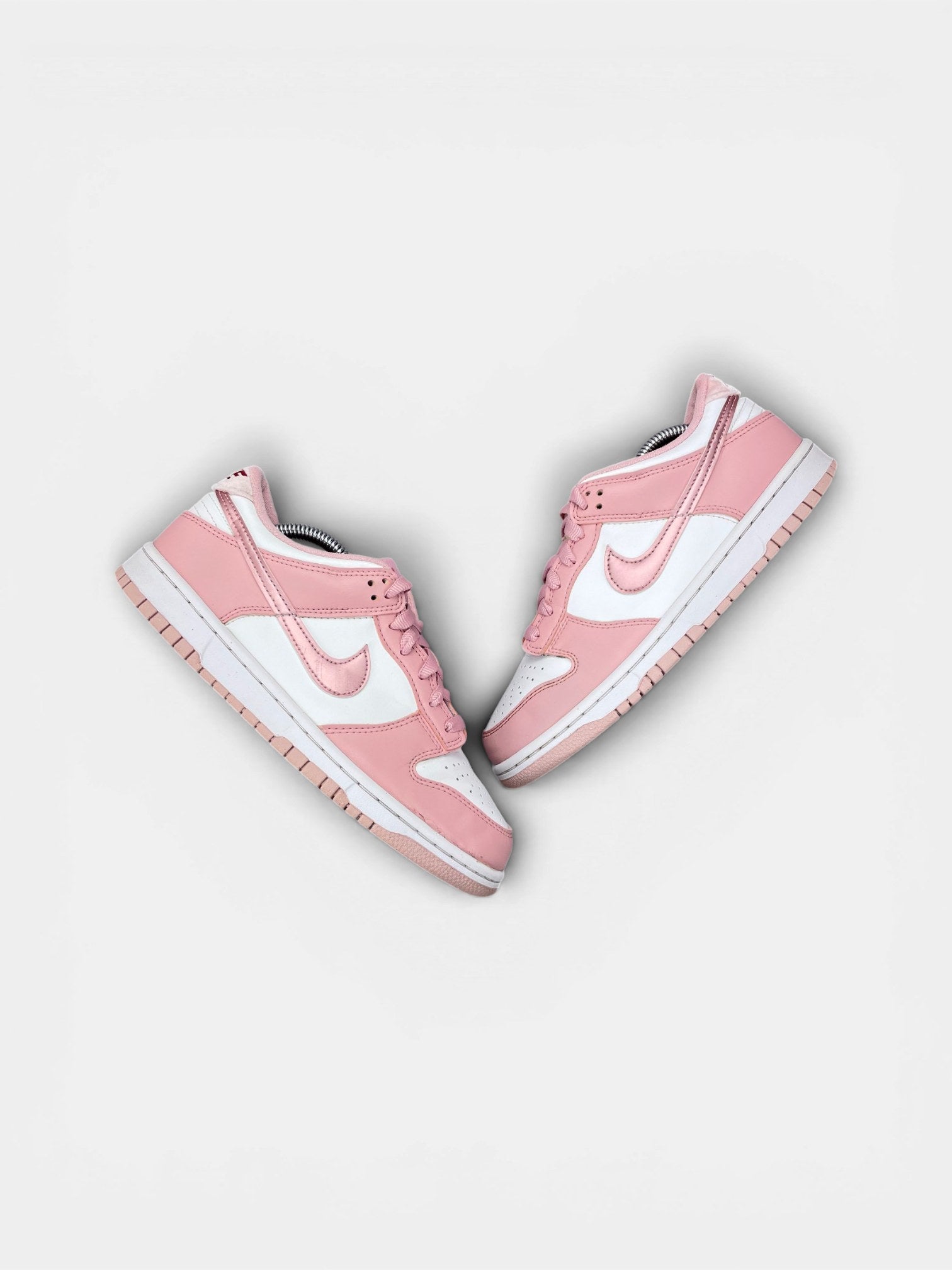Nike Dunk Low Pink Velvet — buty sportowe damskie w bardzo dobrym stanie rozmiar 39, widok z góry na zewnętrzną stronę butów