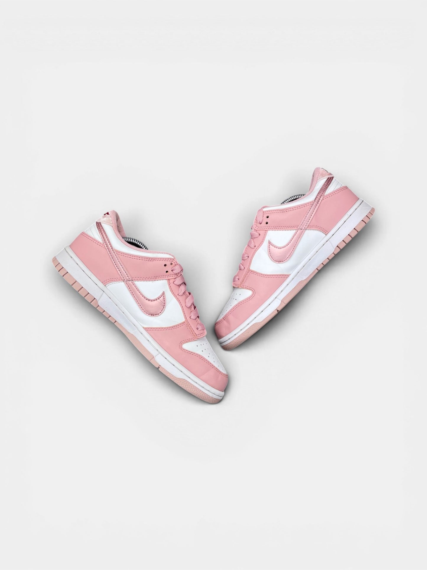 Nike Dunk Low Pink Velvet — buty sportowe damskie w bardzo dobrym stanie rozmiar 39, zewnętrzny panel prawego buta