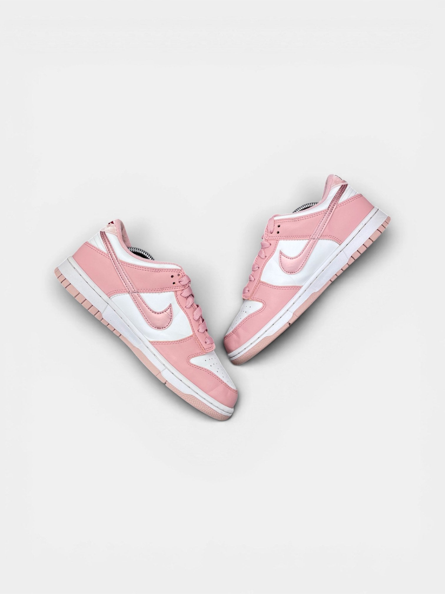 Nike Dunk Low Pink Velvet — buty sportowe damskie w bardzo dobrym stanie rozmiar 39, zewnętrzny panel prawego buta