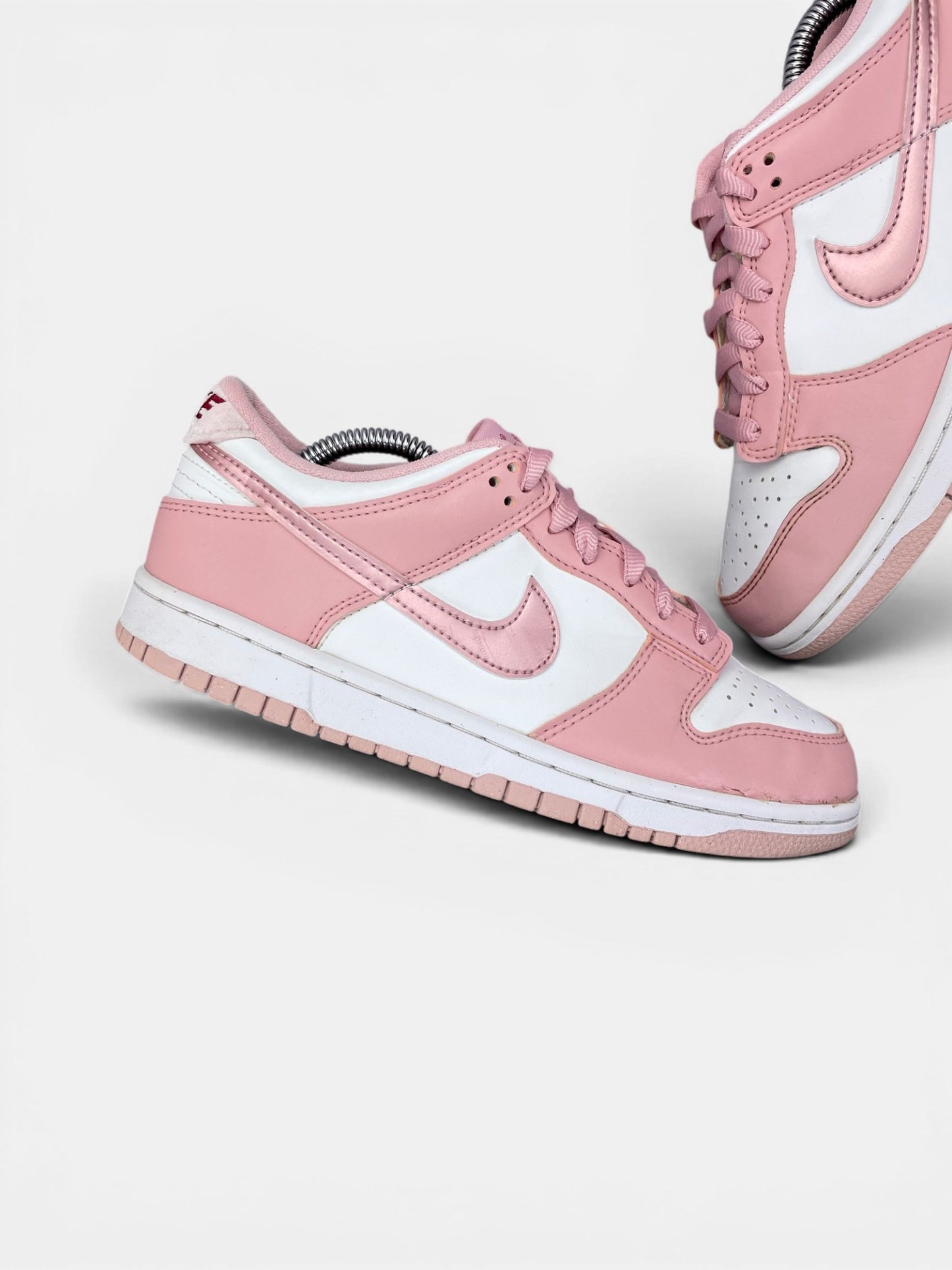 Nike Dunk Low Pink Velvet — buty sportowe damskie w bardzo dobrym stanie rozmiar 39, zewnętrzny panel lewego buta