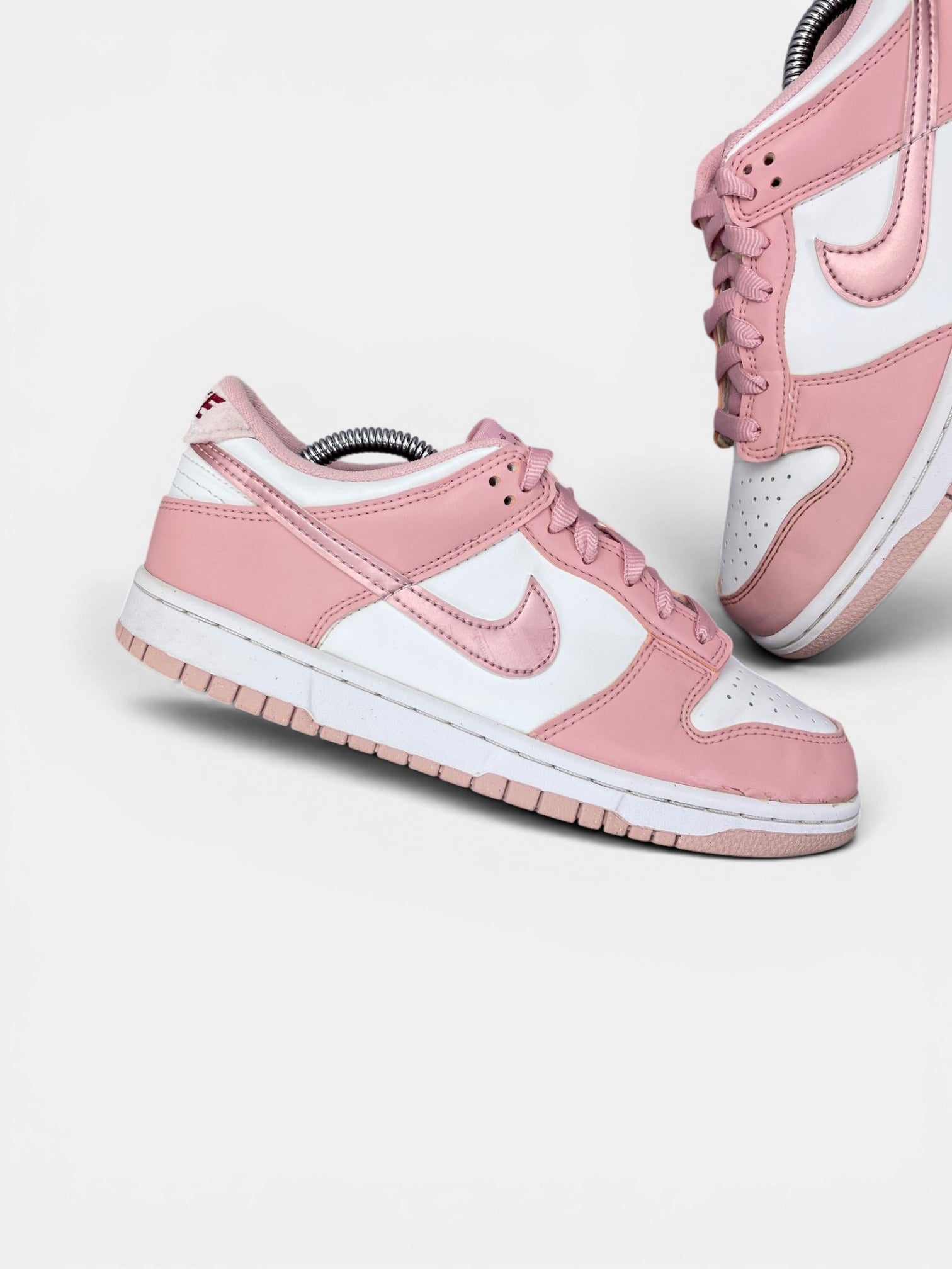 Nike Dunk Low Pink Velvet — buty sportowe damskie w bardzo dobrym stanie rozmiar 39, zewnętrzny panel lewego buta