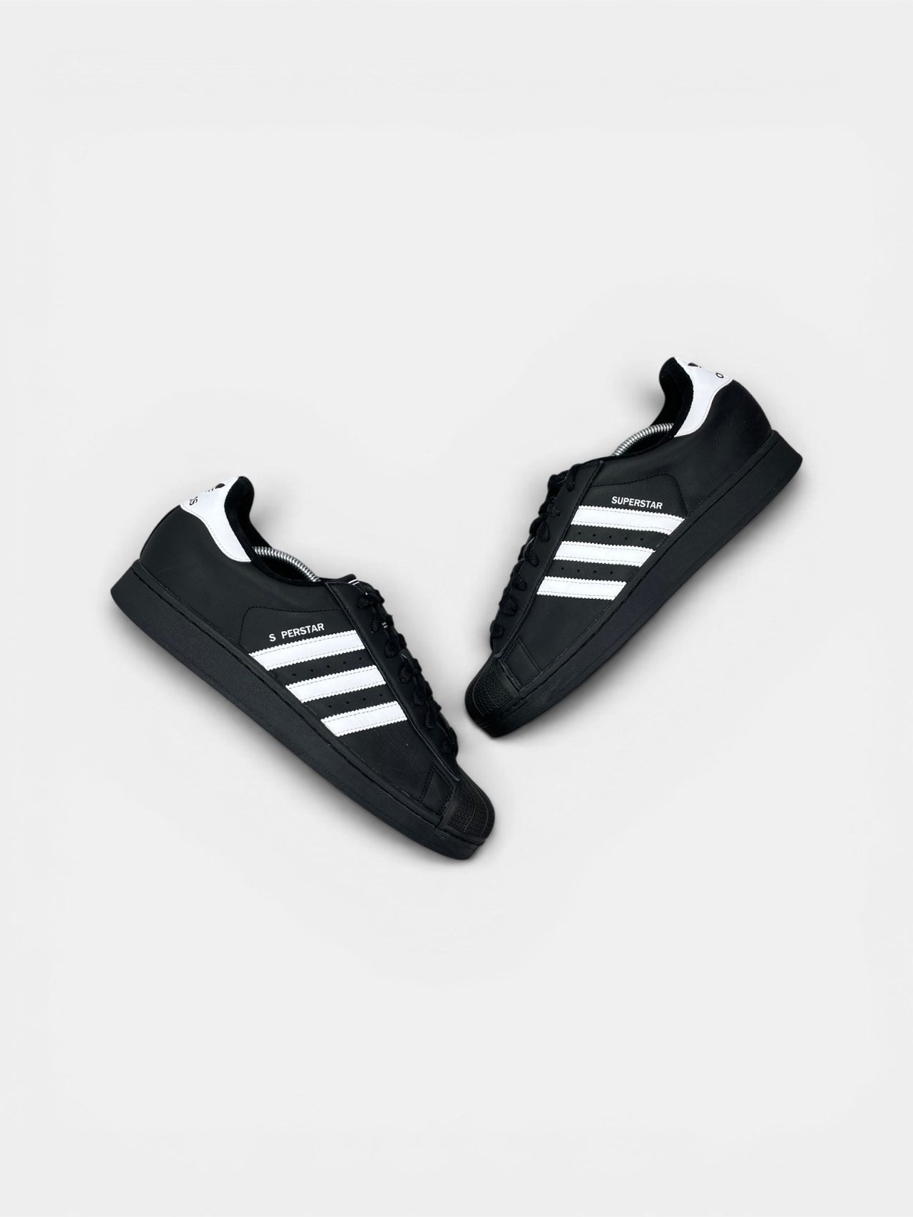 Adidas Superstar II Black White — buty sportowe męskie w bardzo dobrym stanie rozmiar 45 1/3, widok z góry na zewnętrzną stronę butów