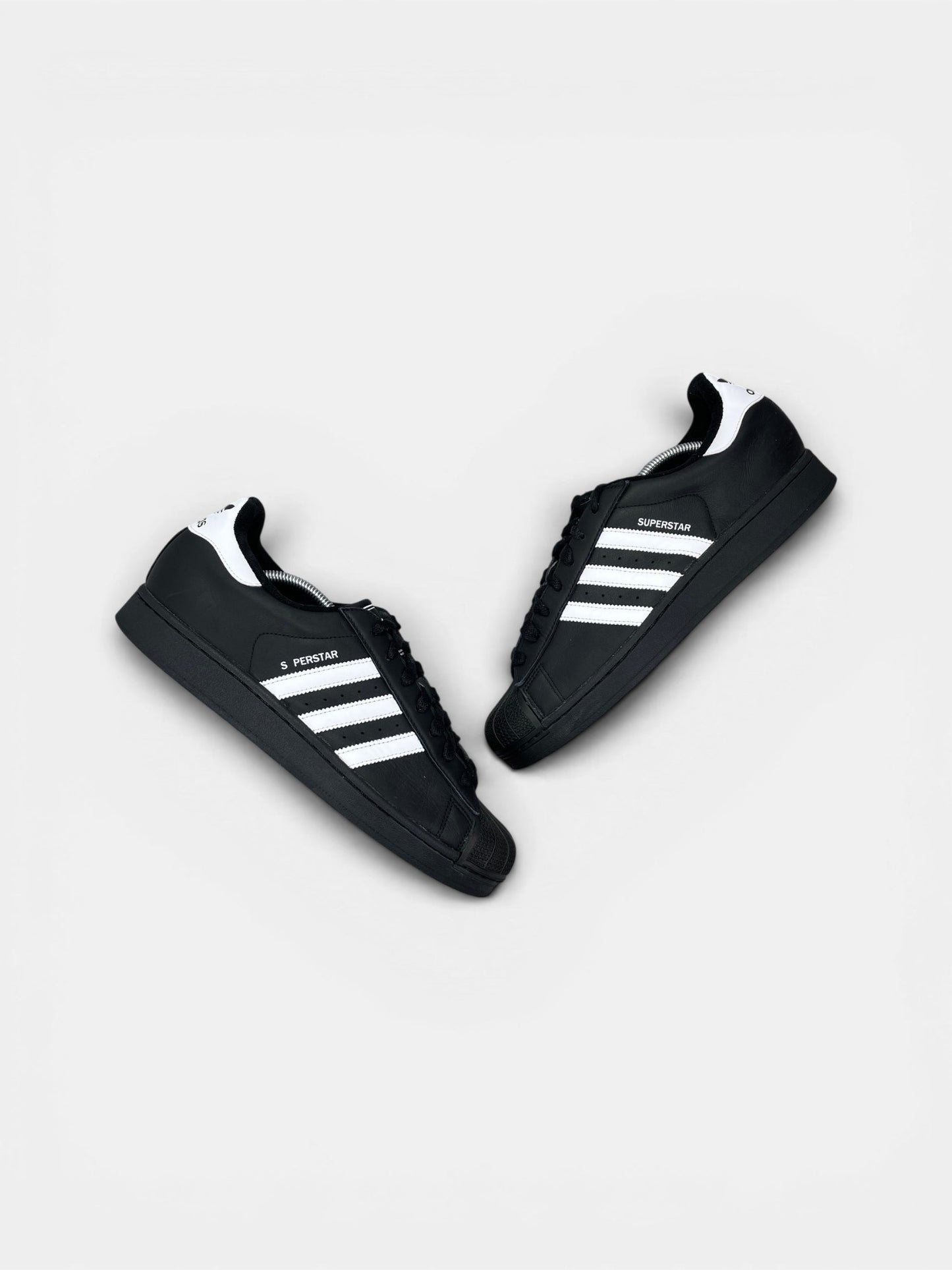Adidas Superstar II Black White — buty sportowe męskie w bardzo dobrym stanie rozmiar 45 1/3, widok z góry na zewnętrzną stronę butów
