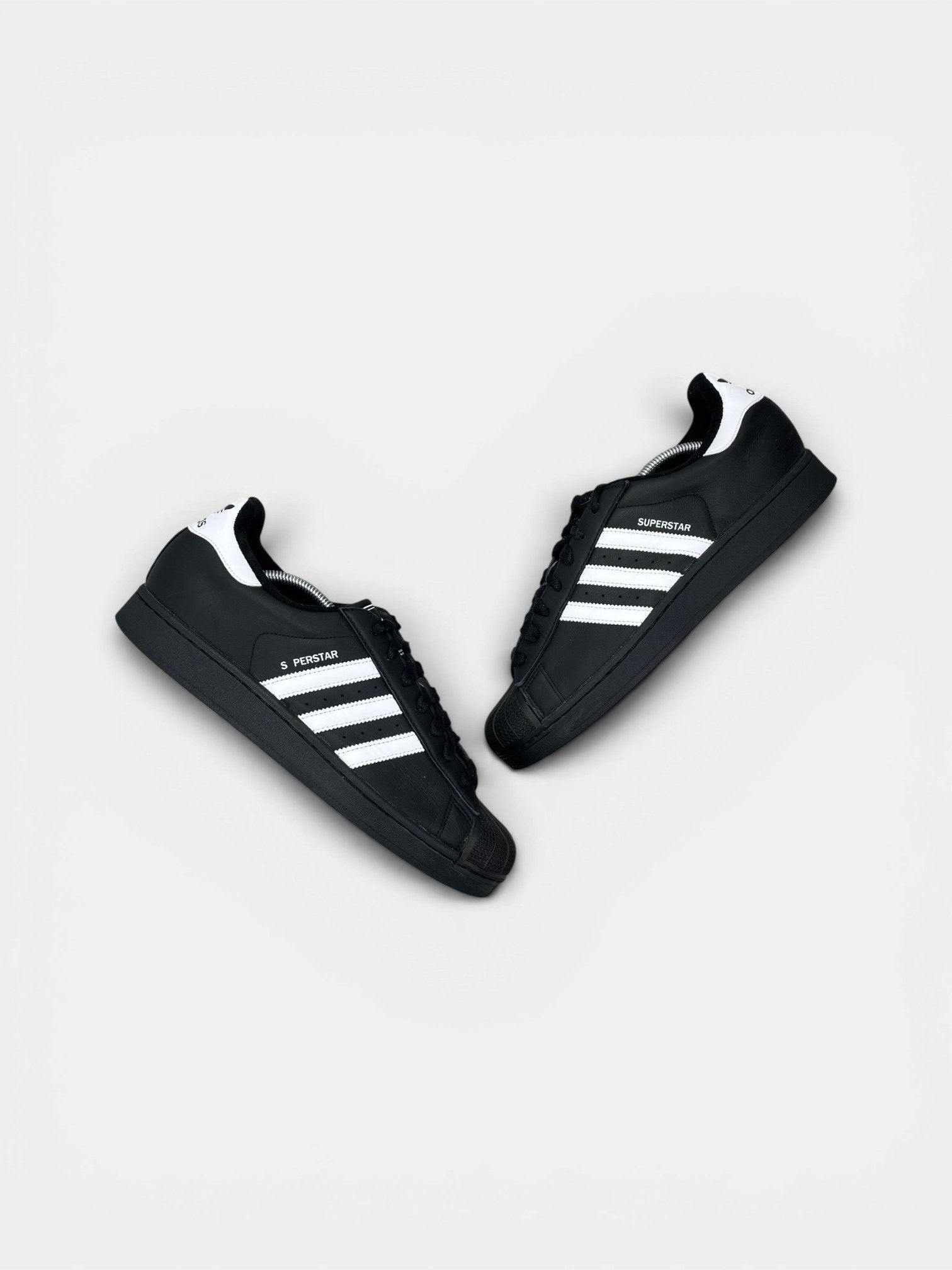 Adidas Superstar II Black White — buty sportowe męskie w bardzo dobrym stanie rozmiar 45 1/3, widok z góry na zewnętrzną stronę butów
