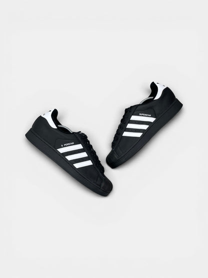 Adidas Superstar II Black White — buty sportowe męskie w bardzo dobrym stanie rozmiar 45 1/3, widok z góry na zewnętrzną stronę butów