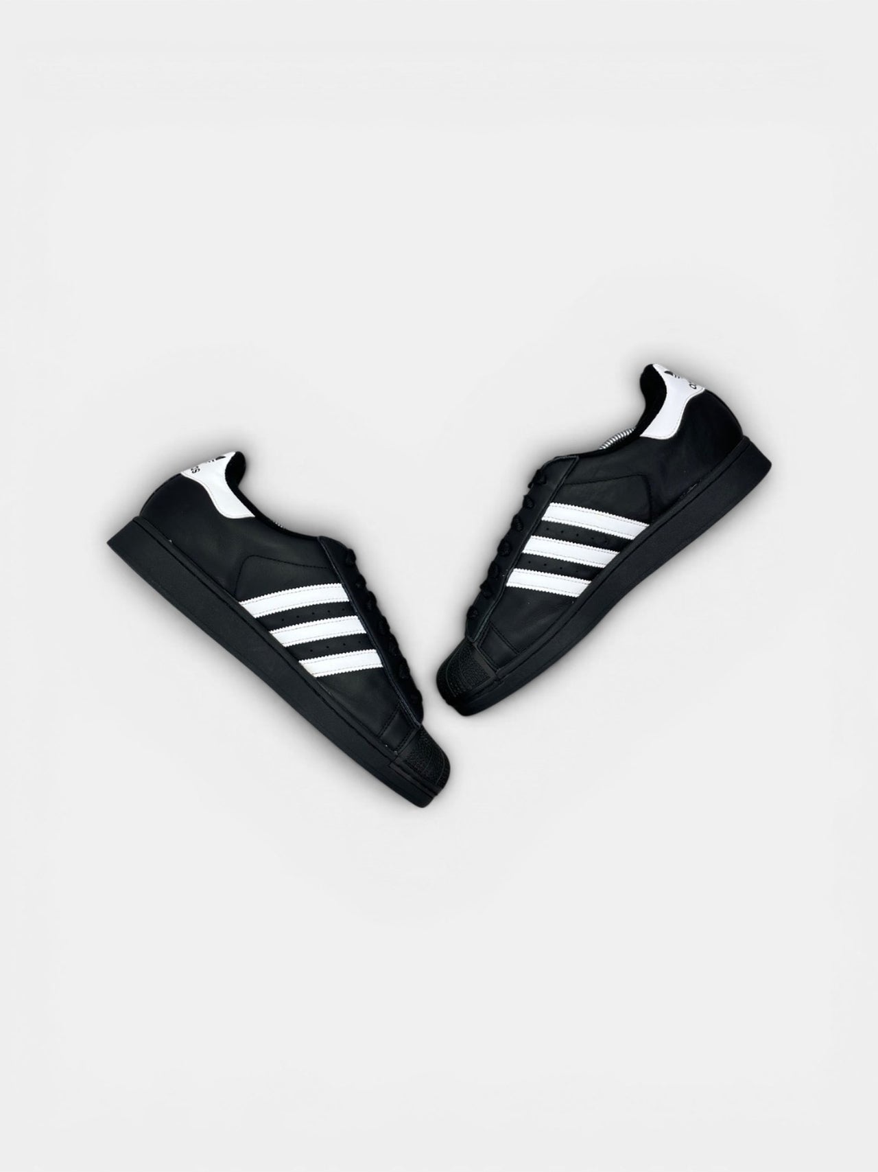 Adidas Superstar II Black White — buty sportowe męskie w bardzo dobrym stanie rozmiar 45 1/3, zewnętrzny panel prawego buta