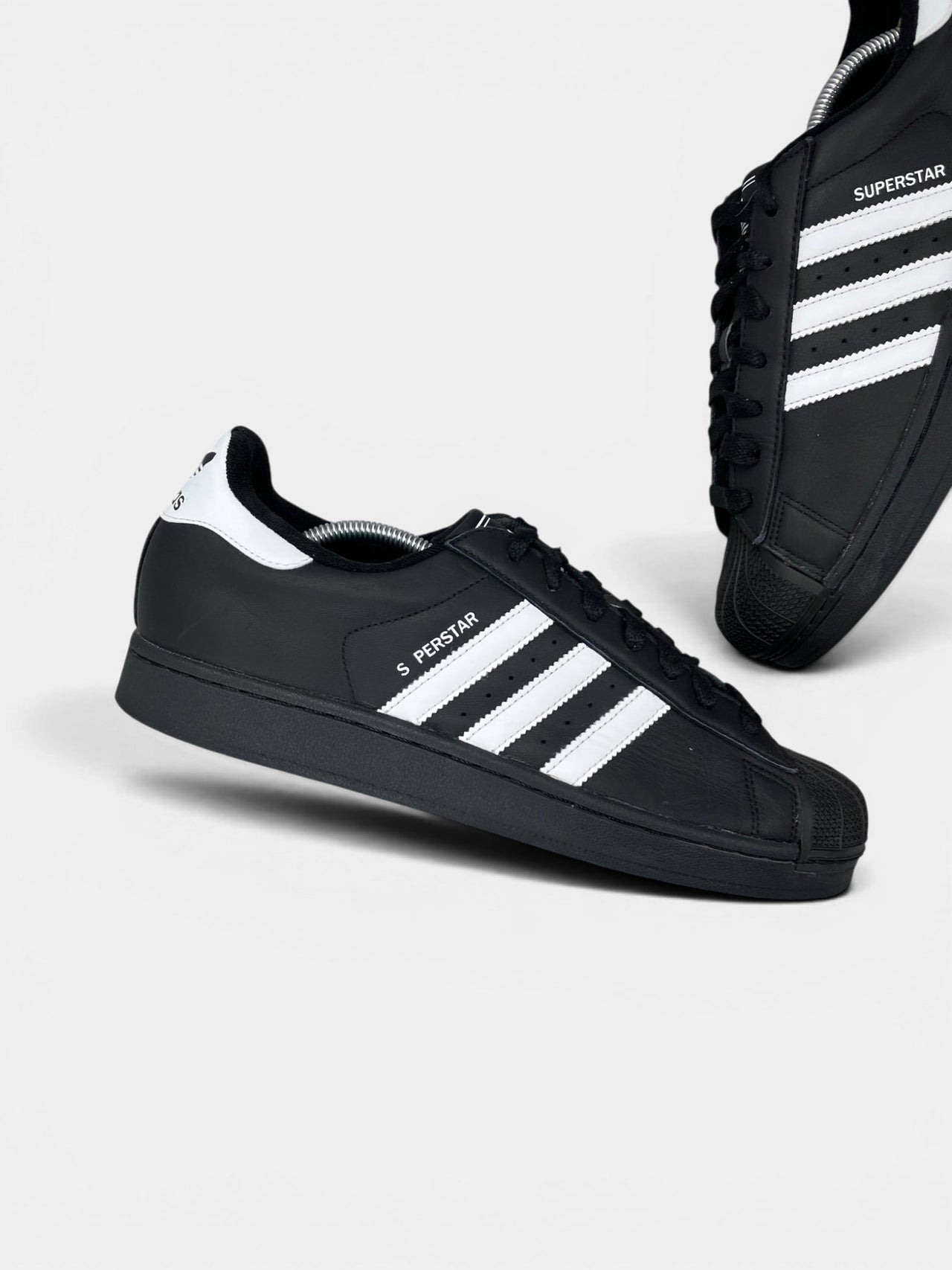 Adidas Superstar II Black White — buty sportowe męskie w bardzo dobrym stanie rozmiar 45 1/3, zewnętrzny panel lewego buta