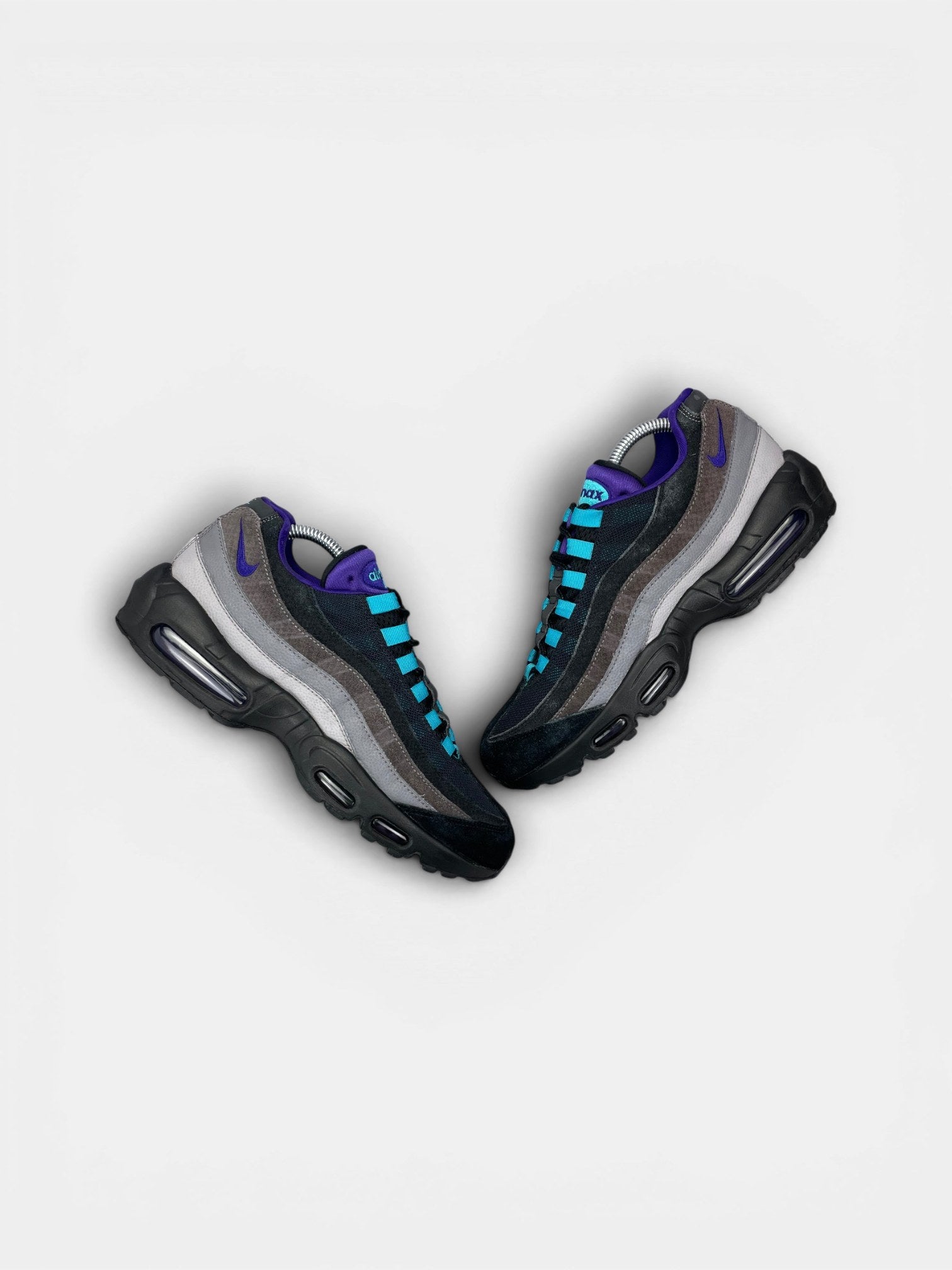 Nike Air Max 95 Black Grape — buty sportowe męskie w bardzo dobrym stanie rozmiar 42, widok z góry na zewnętrzną stronę butów