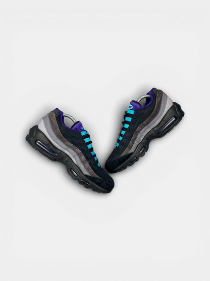 Nike Air Max 95 Black Grape — buty sportowe męskie w bardzo dobrym stanie rozmiar 42, zewnętrzny panel prawego buta
