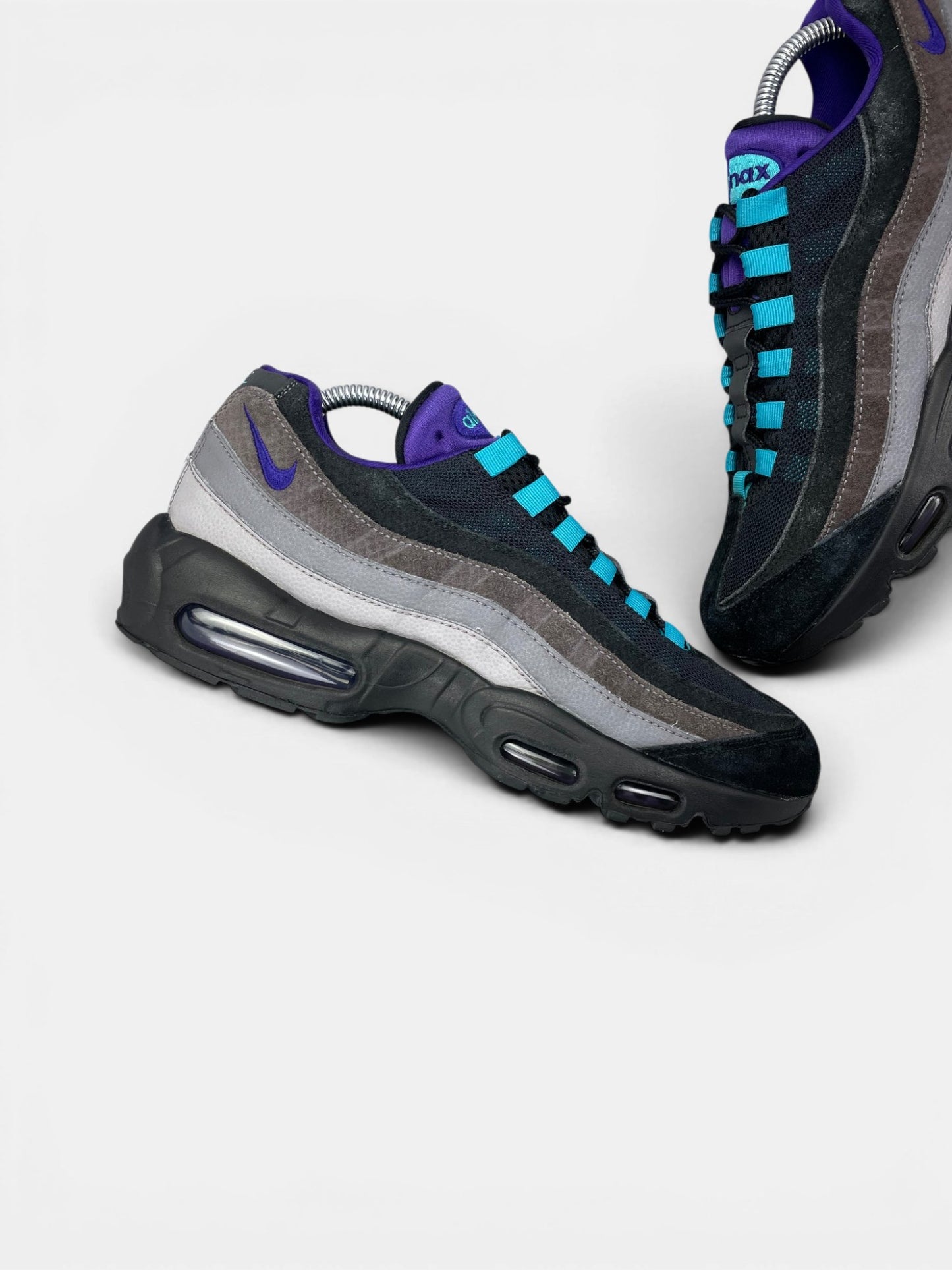 Nike Air Max 95 Black Grape — buty sportowe męskie w bardzo dobrym stanie rozmiar 42, zewnętrzny panel lewego buta