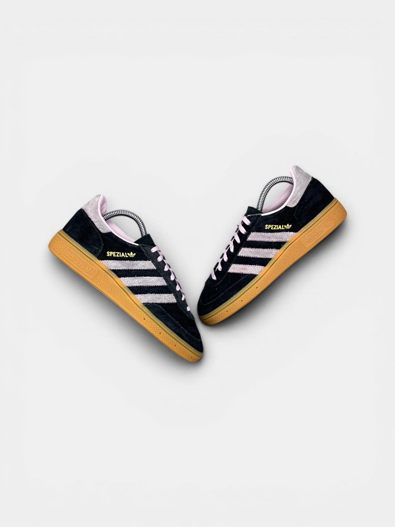 Adidas Spezial Black Pink — buty sportowe damskie w bardzo dobrym stanie rozmiar 36 2/3, widok z góry na zewnętrzną stronę butów