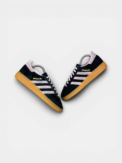 Adidas Spezial Black Pink — buty sportowe damskie w bardzo dobrym stanie rozmiar 36 2/3, widok z góry na zewnętrzną stronę butów