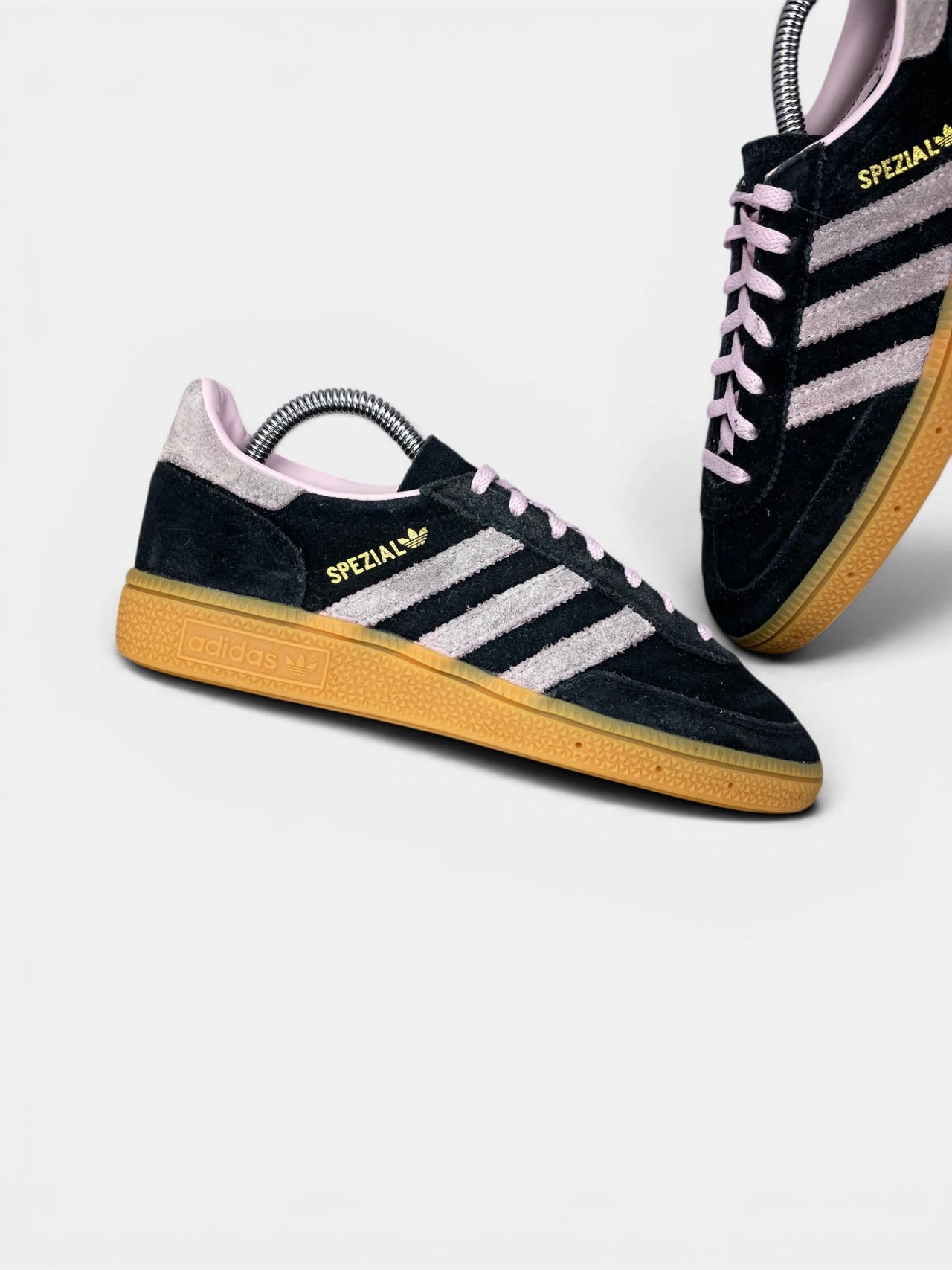 Adidas Spezial Black Pink — buty sportowe damskie w bardzo dobrym stanie rozmiar 36 2/3, zewnętrzny panel lewego buta