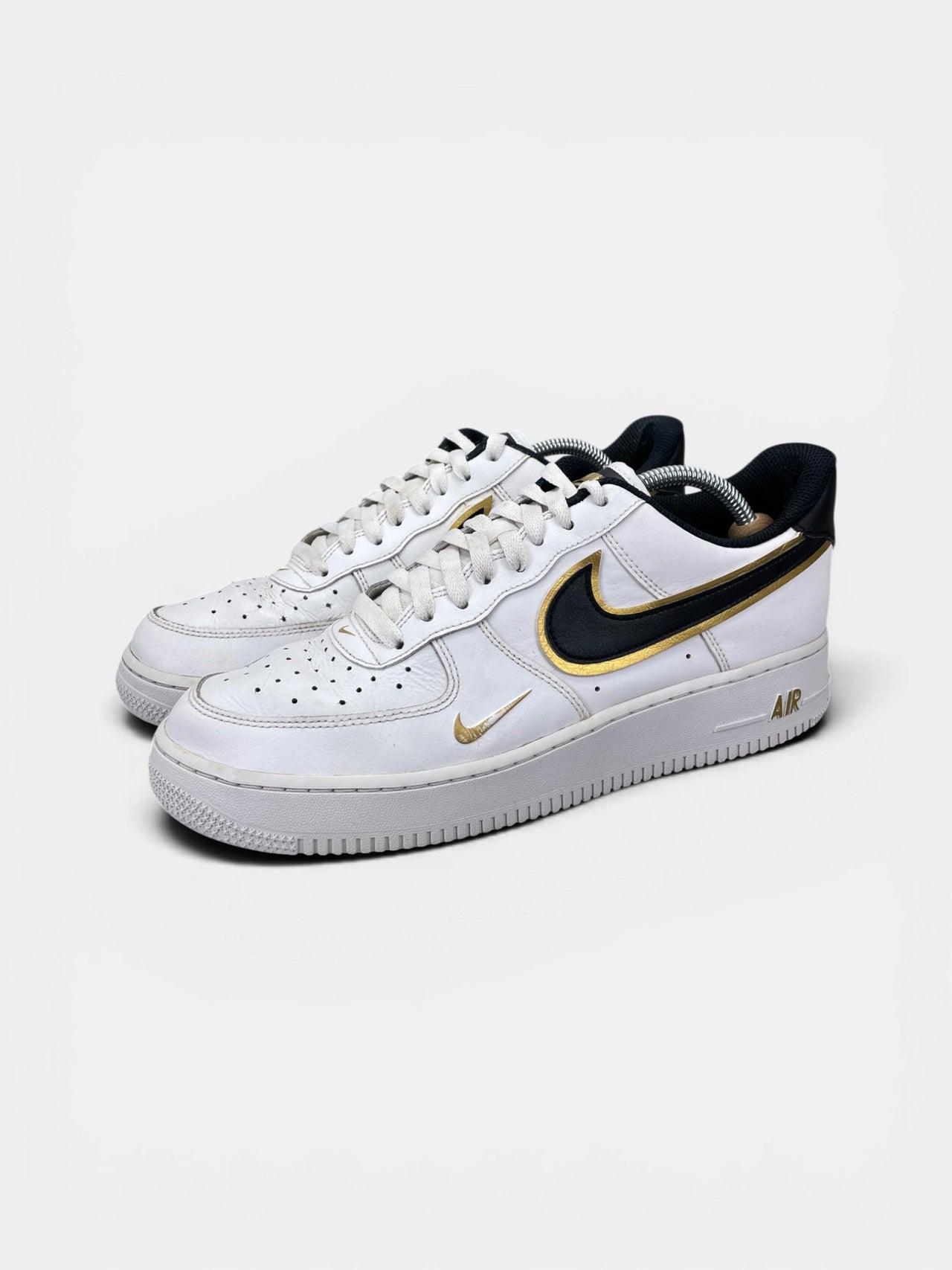 Nike Air Force 1 Low Metallic Gold — buty sportowe męskie w bardzo dobrym stanie rozmiar 43, widok z boku