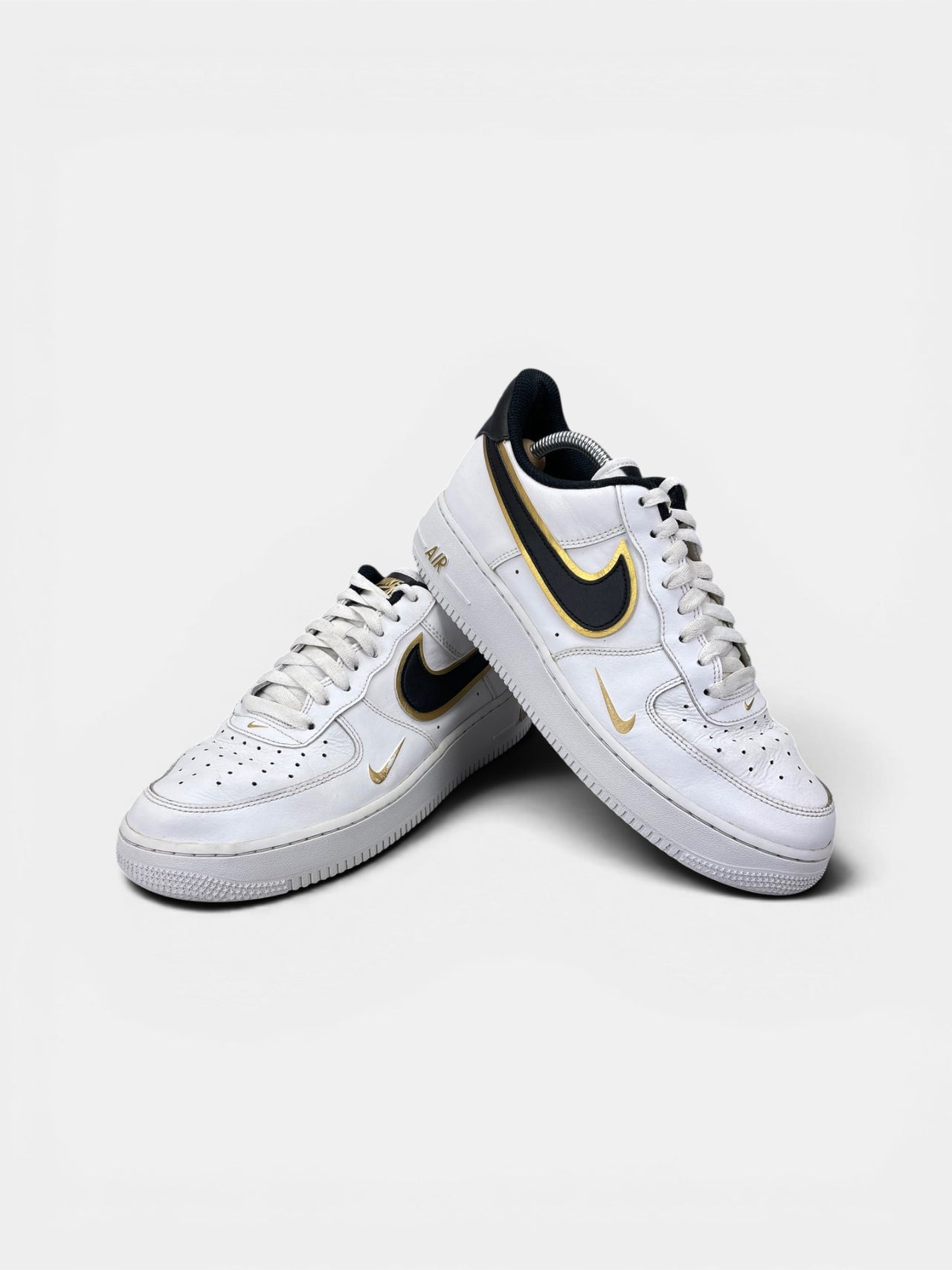 Nike Air Force 1 Low Metallic Gold — buty sportowe męskie w bardzo dobrym stanie rozmiar 43, boczny profil