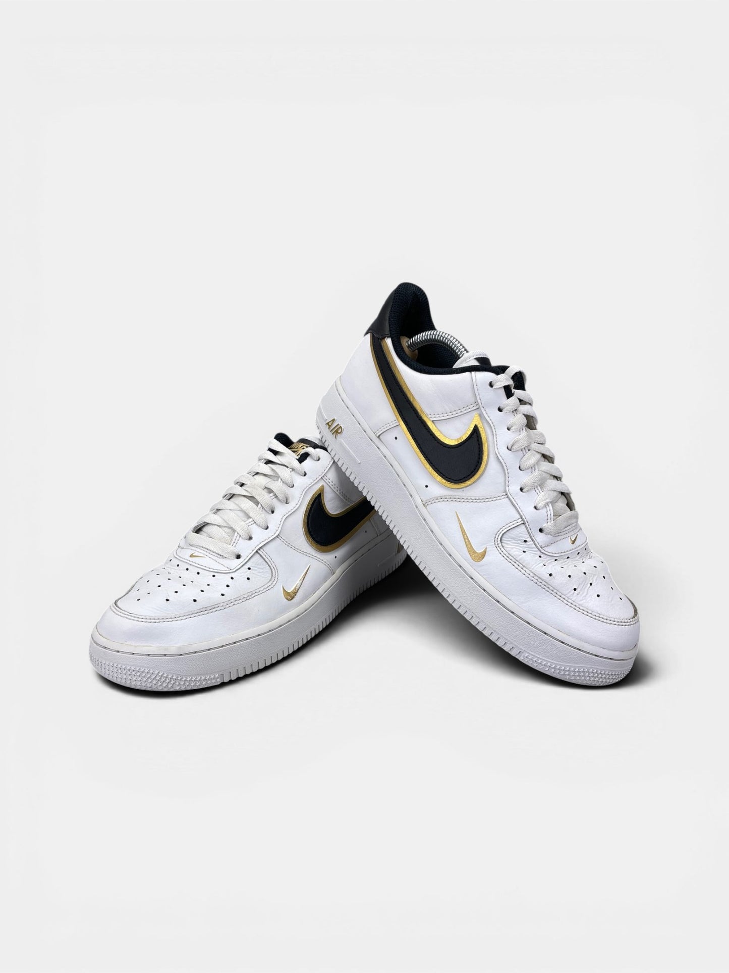 Nike Air Force 1 Low Metallic Gold — buty sportowe męskie w bardzo dobrym stanie rozmiar 43, boczny profil