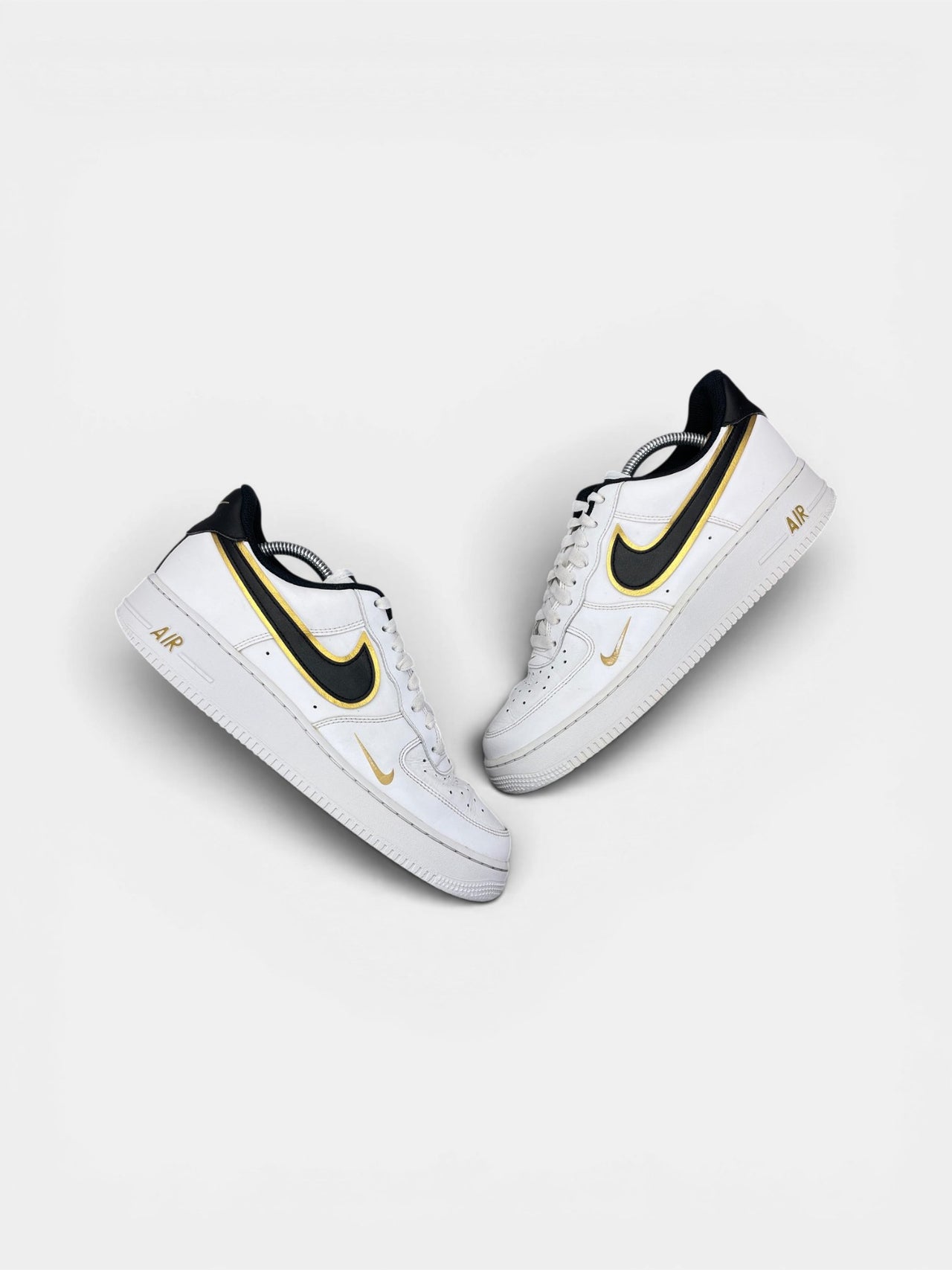 Nike Air Force 1 Low Metallic Gold — buty sportowe męskie w bardzo dobrym stanie rozmiar 43, widok z góry na zewnętrzną stronę butów