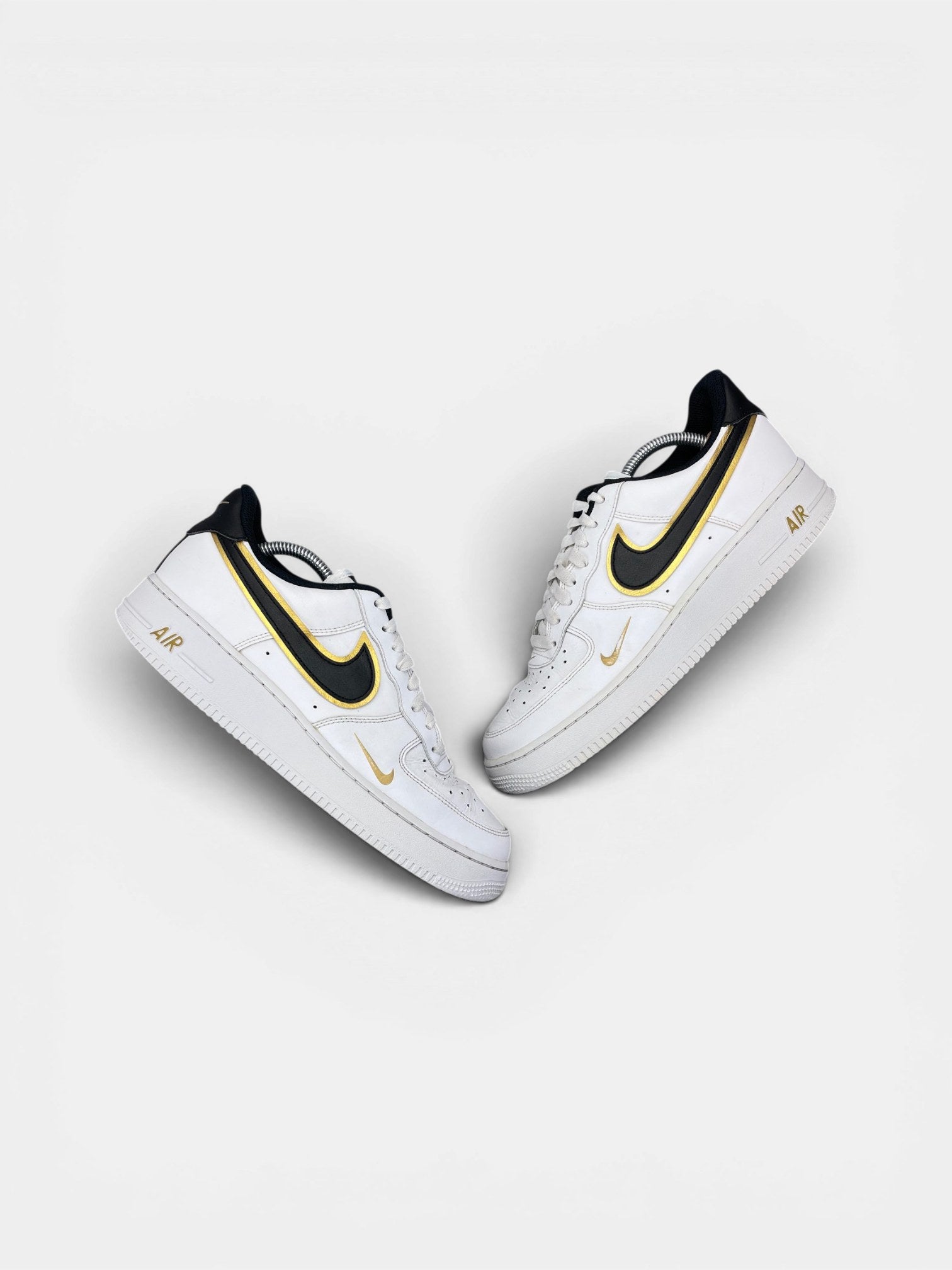 Nike Air Force 1 Low Metallic Gold — buty sportowe męskie w bardzo dobrym stanie rozmiar 43, widok z góry na zewnętrzną stronę butów