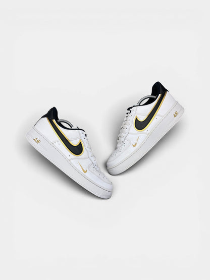 Nike Air Force 1 Low Metallic Gold — buty sportowe męskie w bardzo dobrym stanie rozmiar 43, widok z góry na zewnętrzną stronę butów