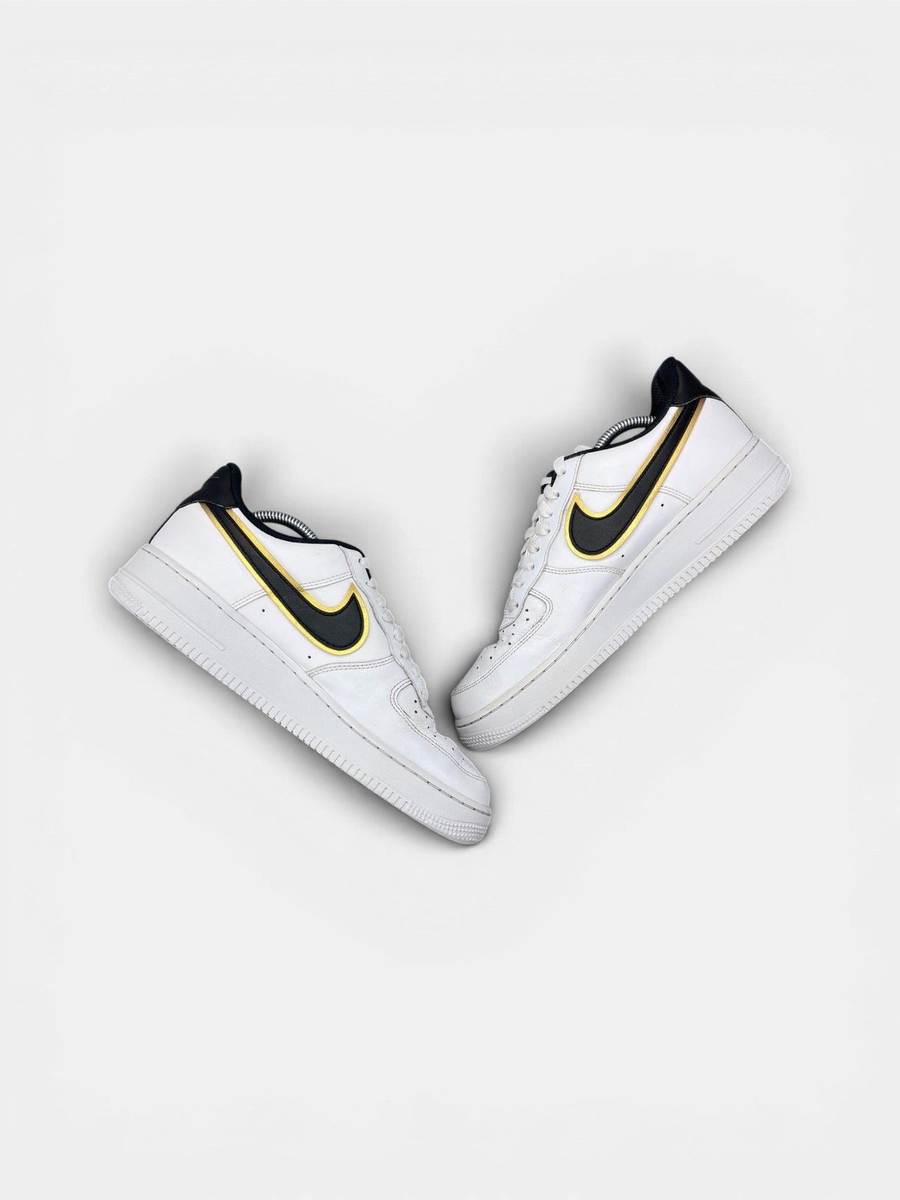 Nike Air Force 1 Low Metallic Gold — buty sportowe męskie w bardzo dobrym stanie rozmiar 43, zewnętrzny panel prawego buta